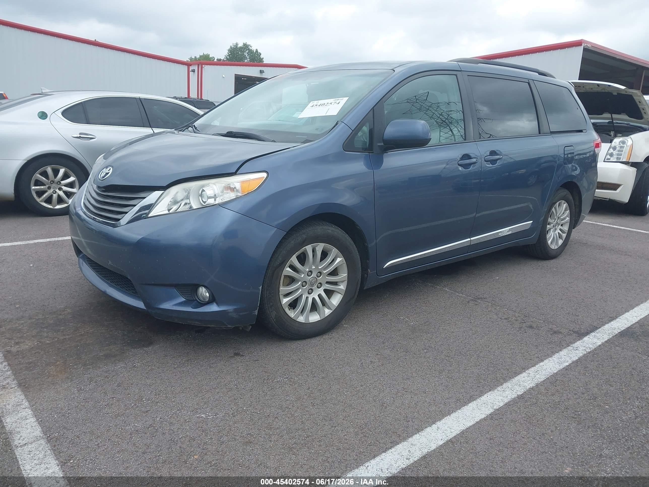 2014 Toyota Sienna Xle V6 8 Passenger Blue vin: 5TDYK3DC7ES418109