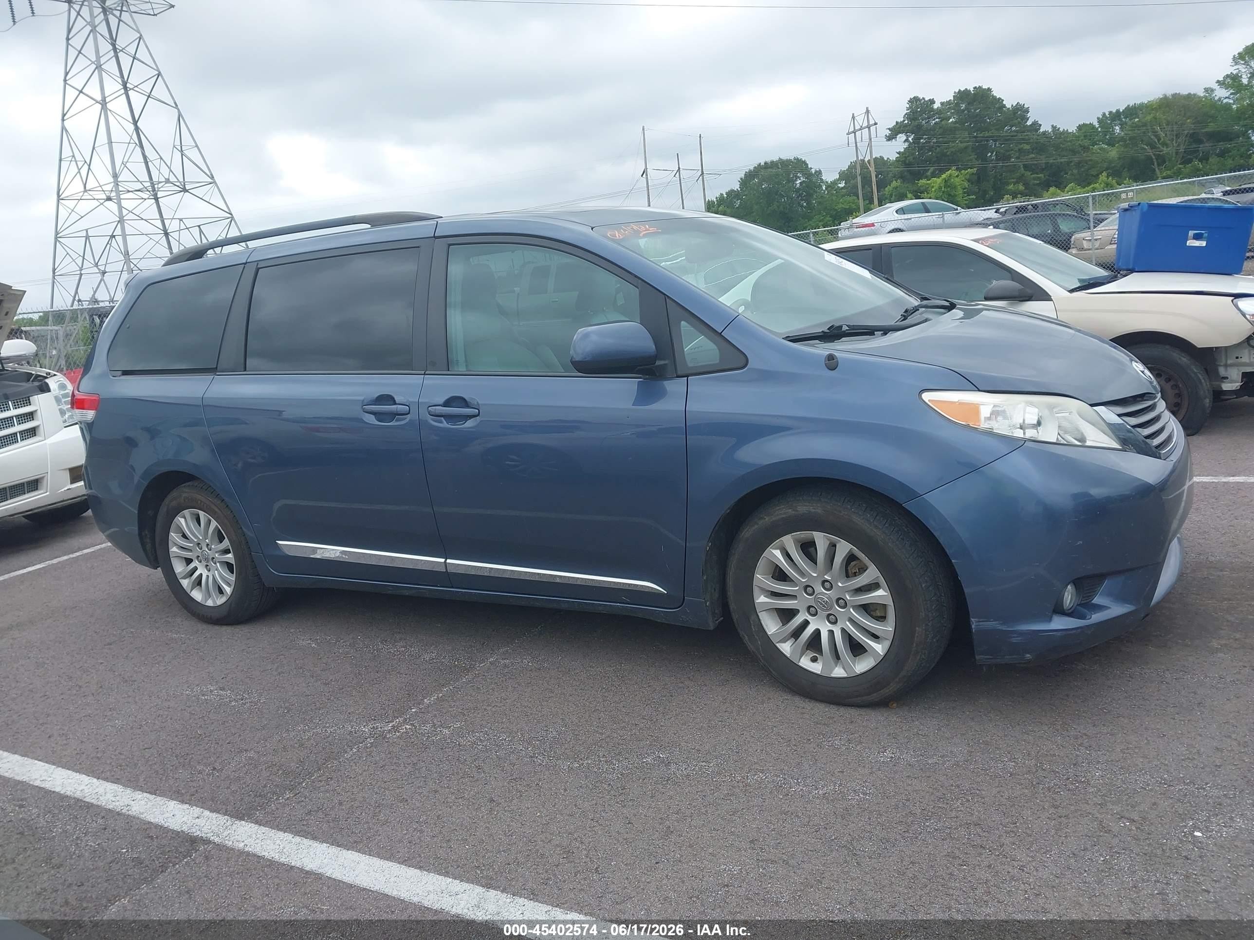 2014 Toyota Sienna Xle V6 8 Passenger Blue vin: 5TDYK3DC7ES418109