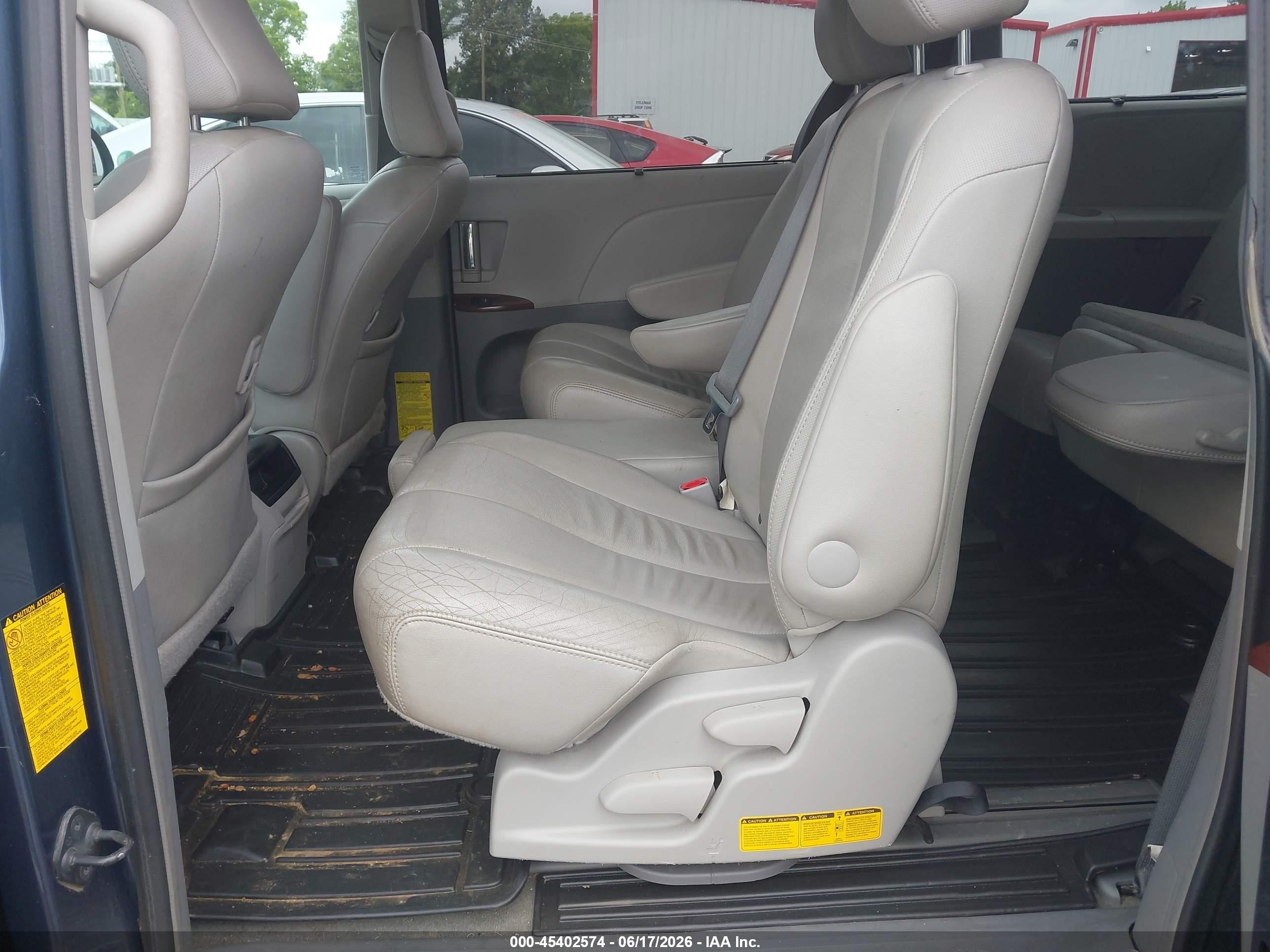 2014 Toyota Sienna Xle V6 8 Passenger Blue vin: 5TDYK3DC7ES418109