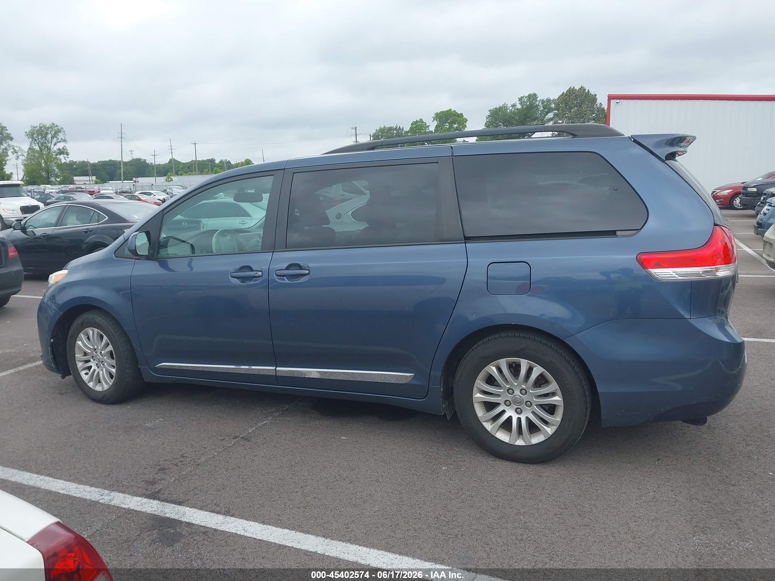 2014 Toyota Sienna Xle V6 8 Passenger Blue vin: 5TDYK3DC7ES418109