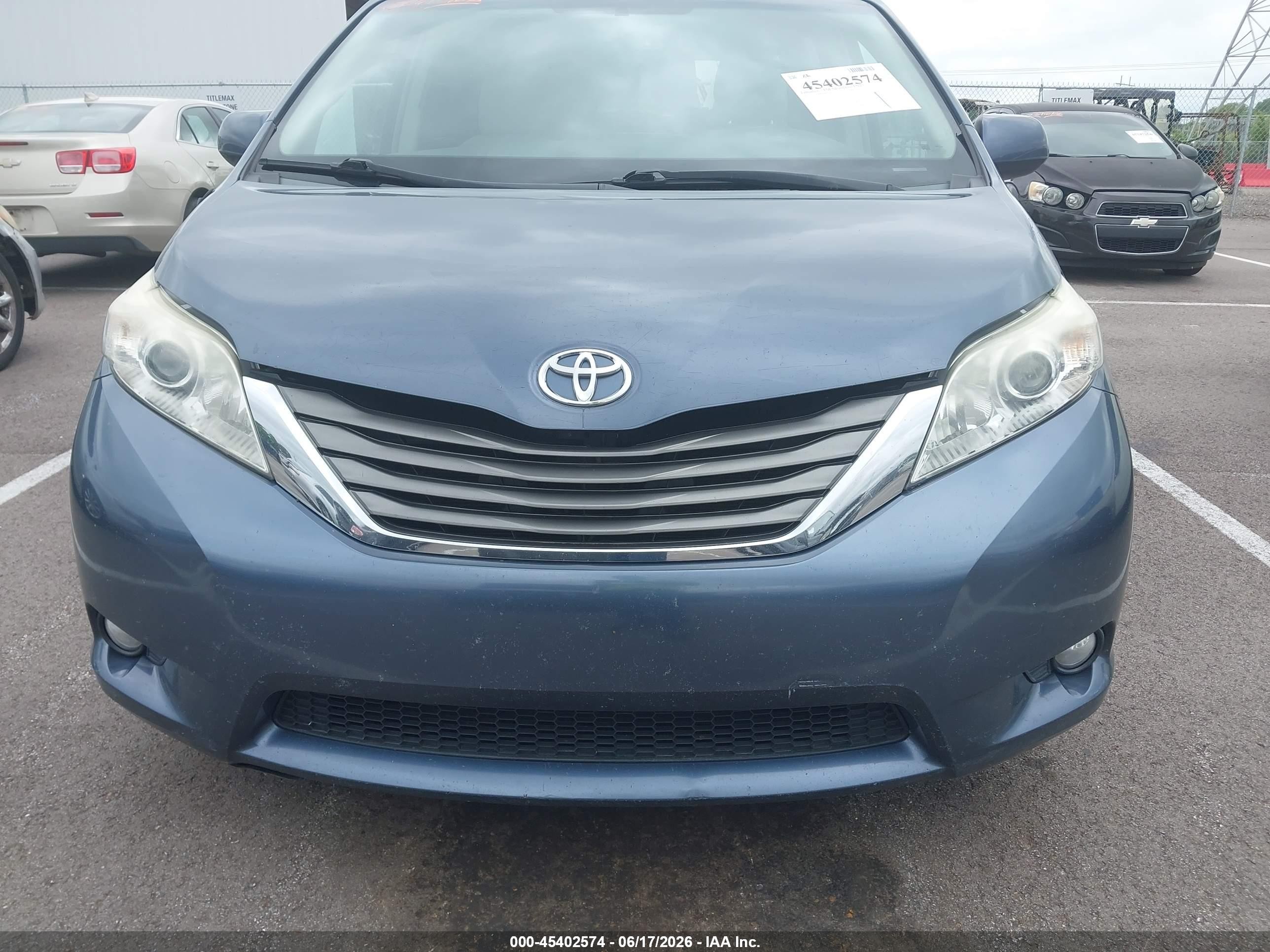 2014 Toyota Sienna Xle V6 8 Passenger Blue vin: 5TDYK3DC7ES418109