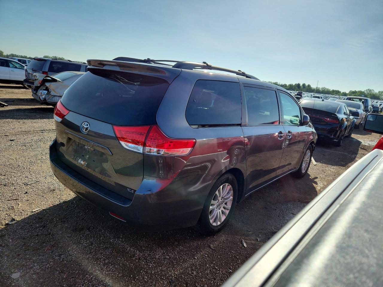 2014 Toyota Sienna Xle 8-passenger Gray vin: 5TDYK3DC7ES418398
