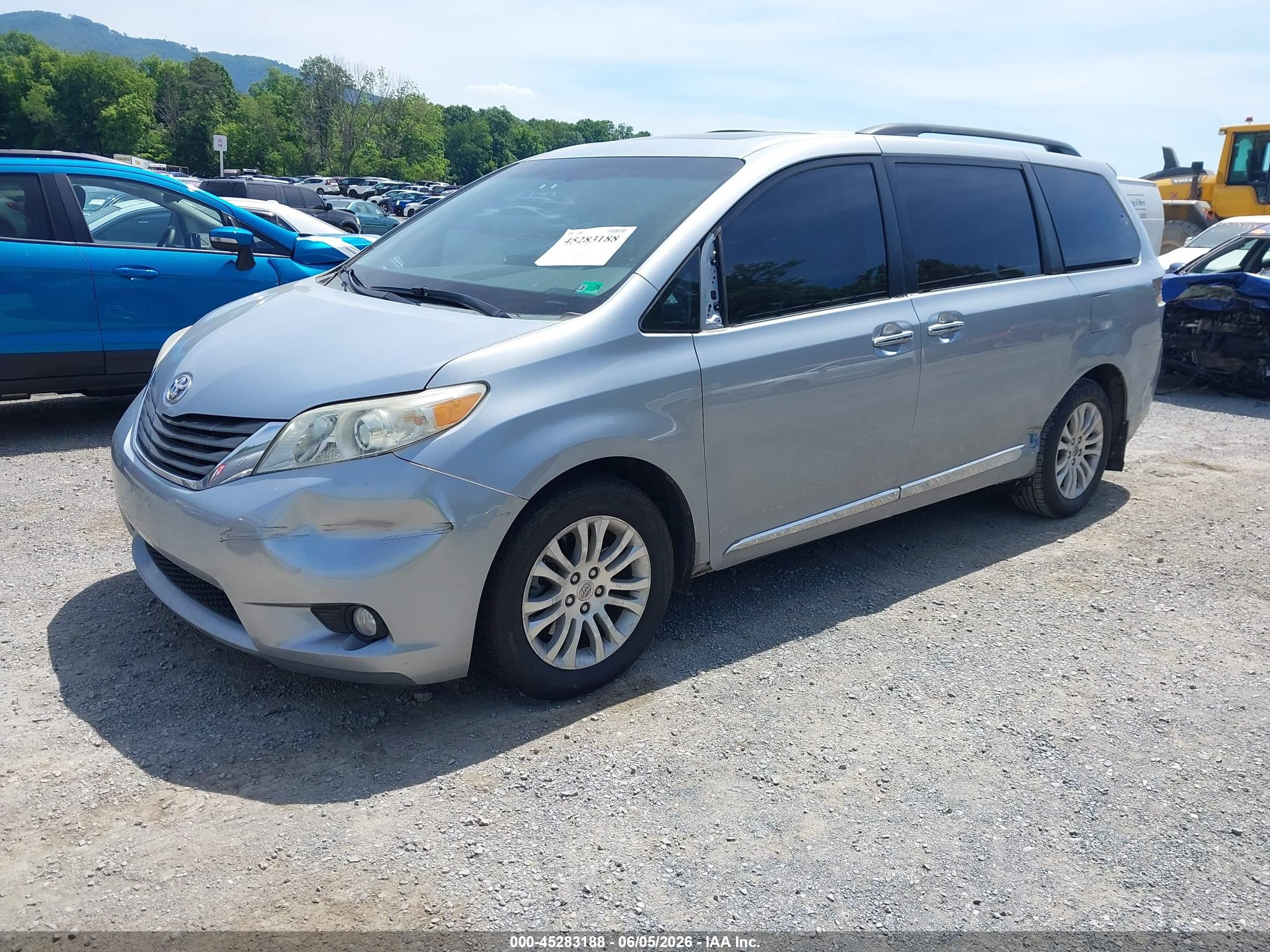 2014 Toyota Sienna Xle V6 8 Passenger Серебряный vin: 5TDYK3DC7ES419213