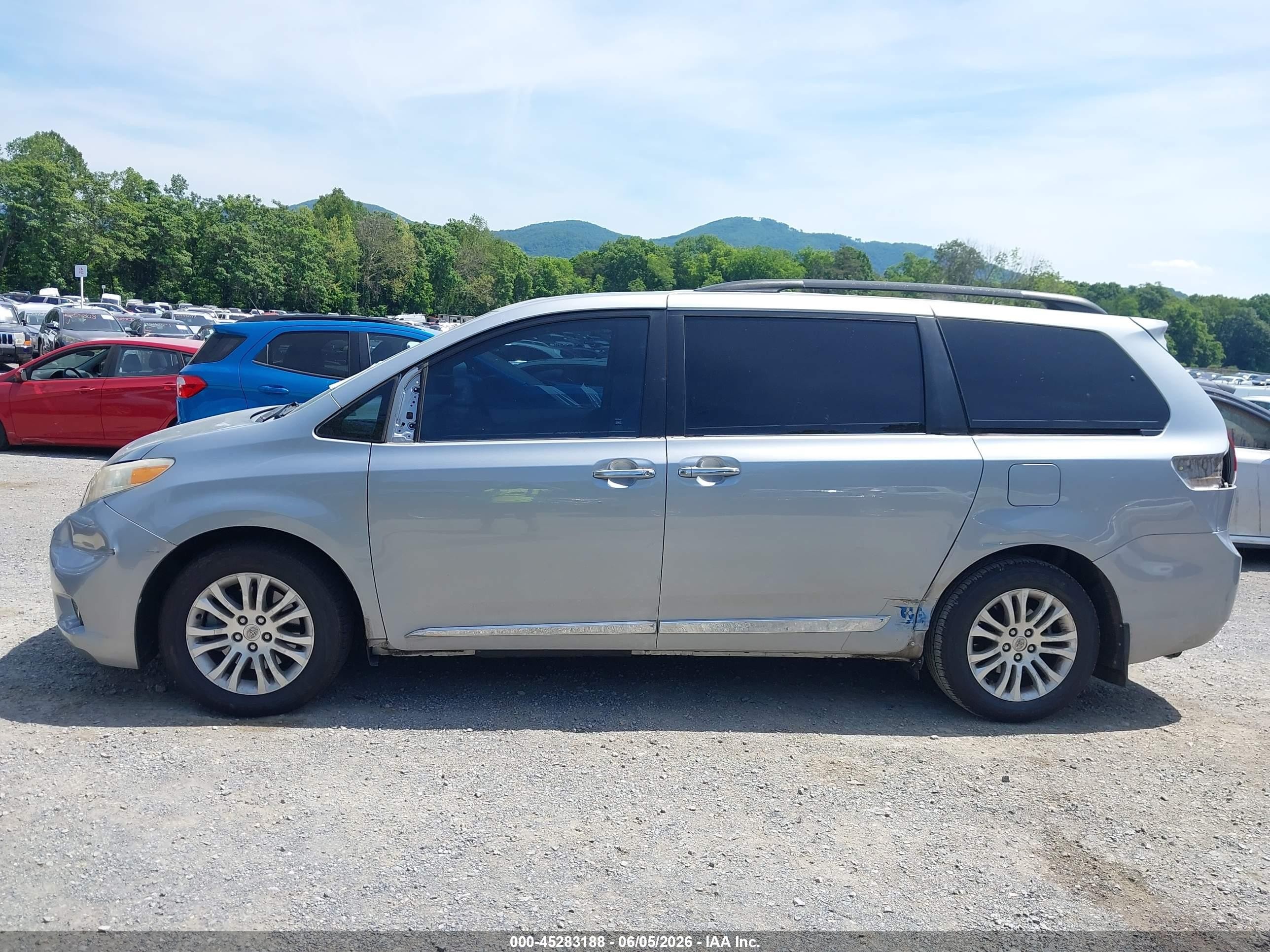 2014 Toyota Sienna Xle V6 8 Passenger Серебряный vin: 5TDYK3DC7ES419213