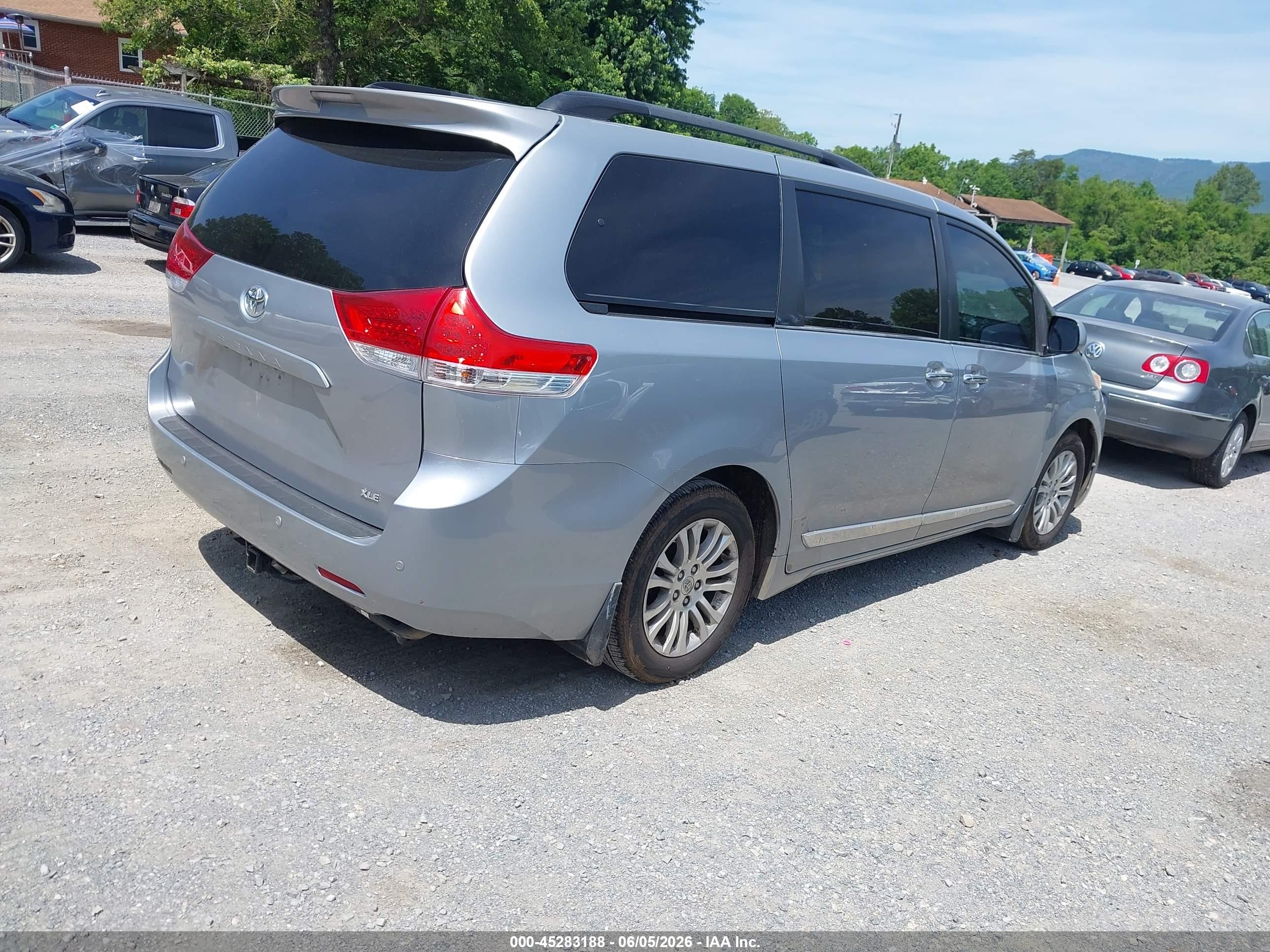 2014 Toyota Sienna Xle V6 8 Passenger Серебряный vin: 5TDYK3DC7ES419213