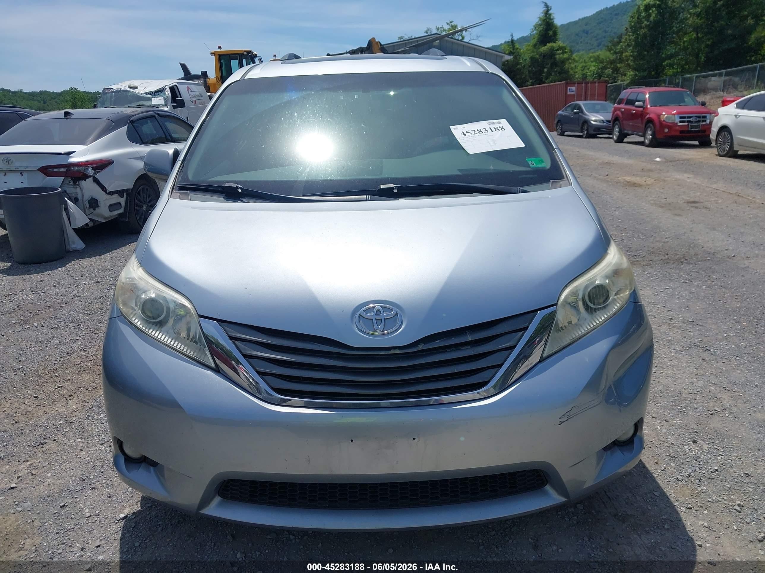 2014 Toyota Sienna Xle V6 8 Passenger Серебряный vin: 5TDYK3DC7ES419213