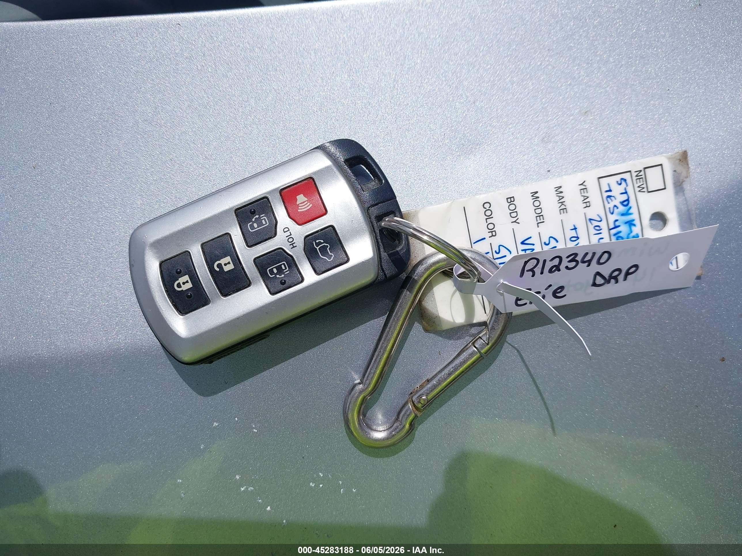 2014 Toyota Sienna Xle V6 8 Passenger Серебряный vin: 5TDYK3DC7ES419213
