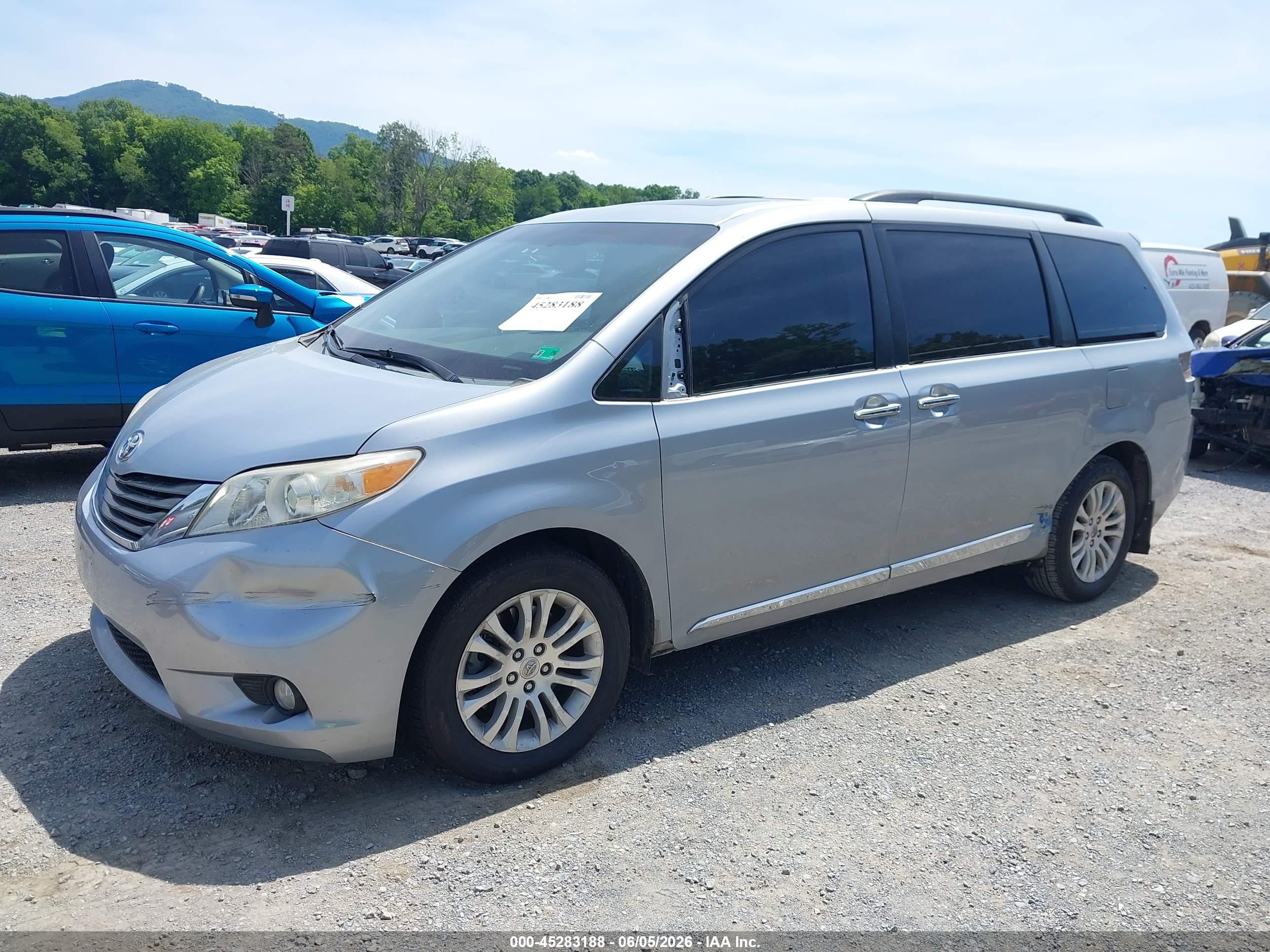 2014 Toyota Sienna Xle V6 8 Passenger Серебряный vin: 5TDYK3DC7ES419213