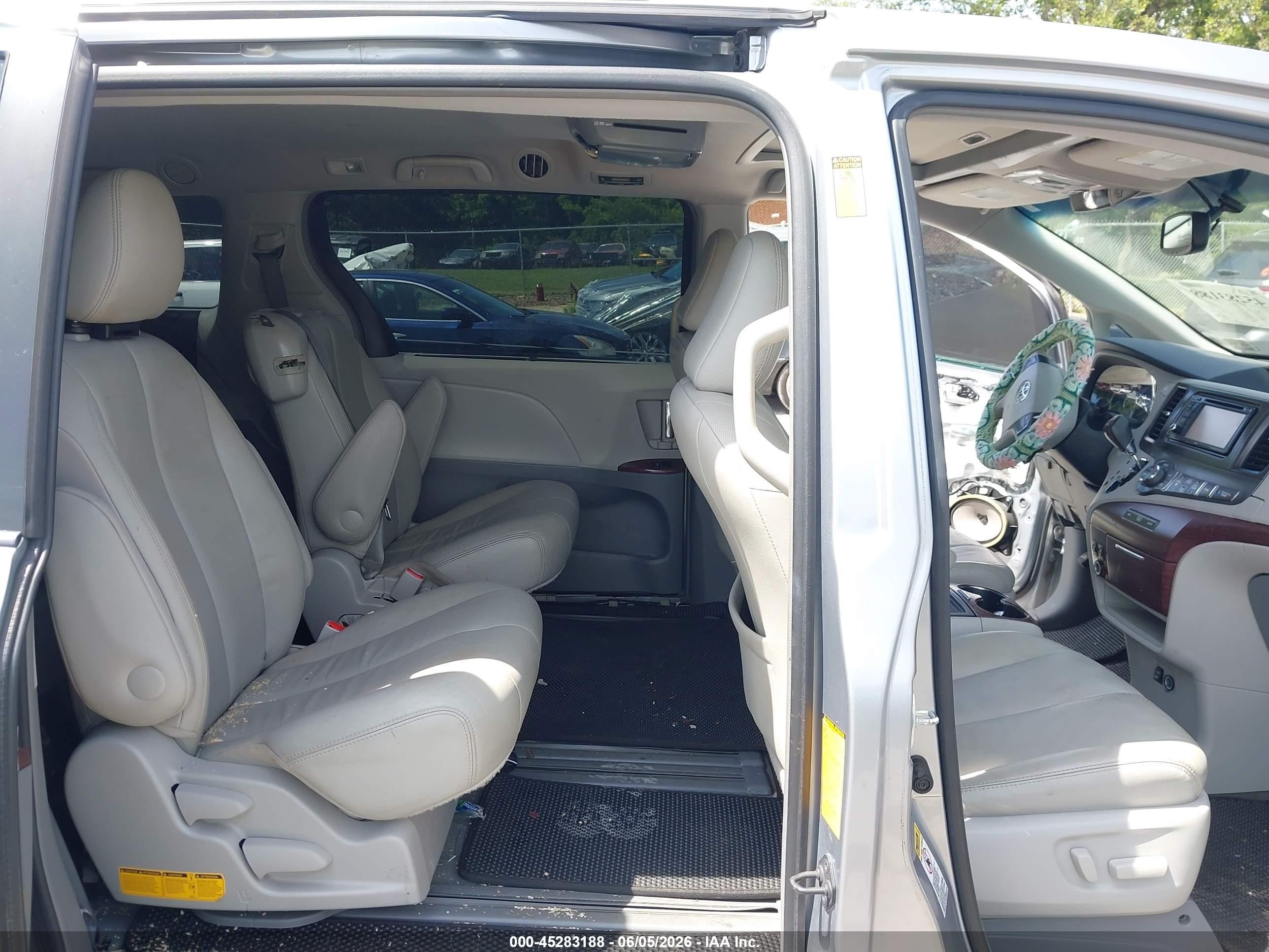 2014 Toyota Sienna Xle V6 8 Passenger Серебряный vin: 5TDYK3DC7ES419213