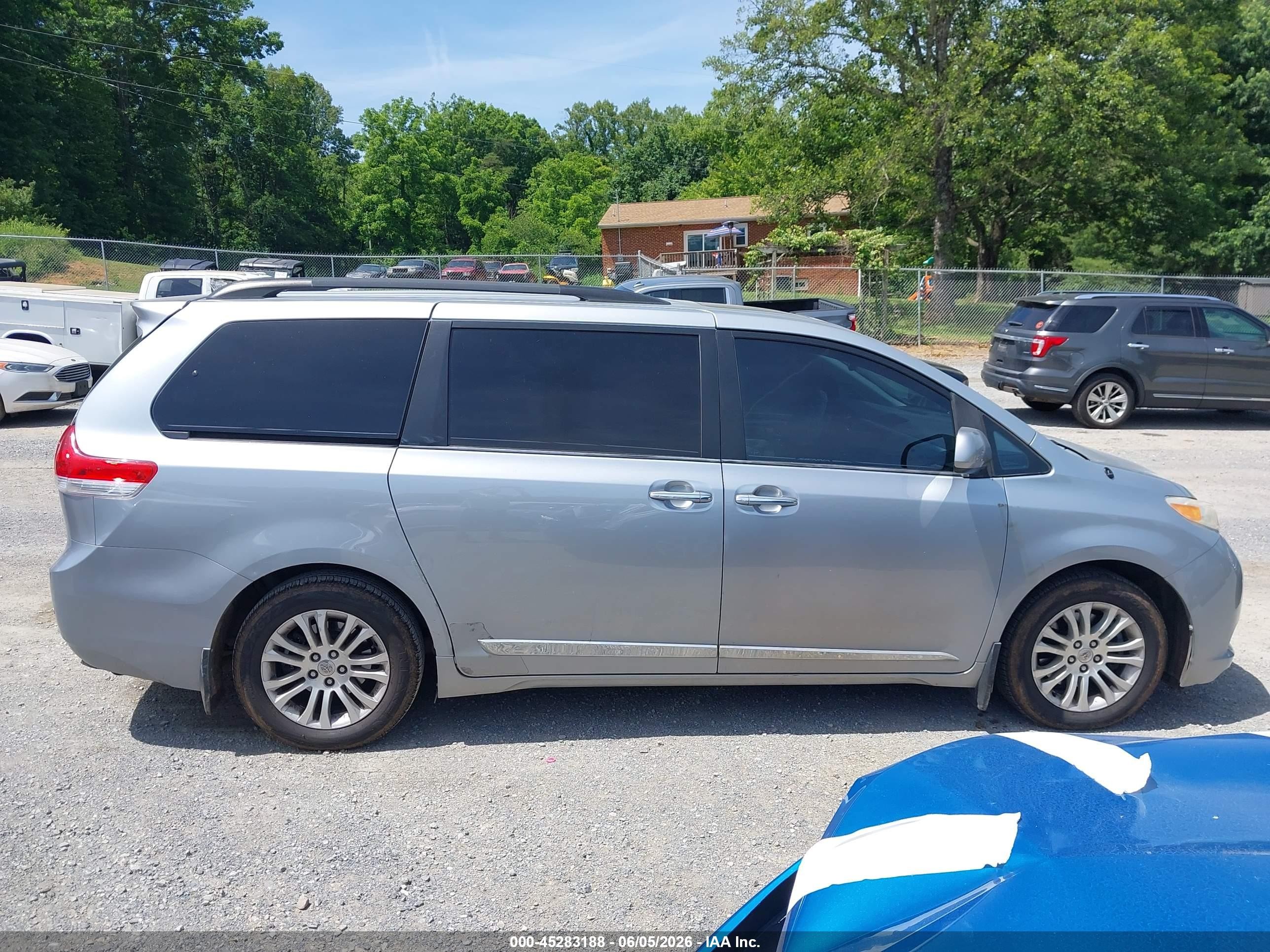 2014 Toyota Sienna Xle V6 8 Passenger Серебряный vin: 5TDYK3DC7ES419213