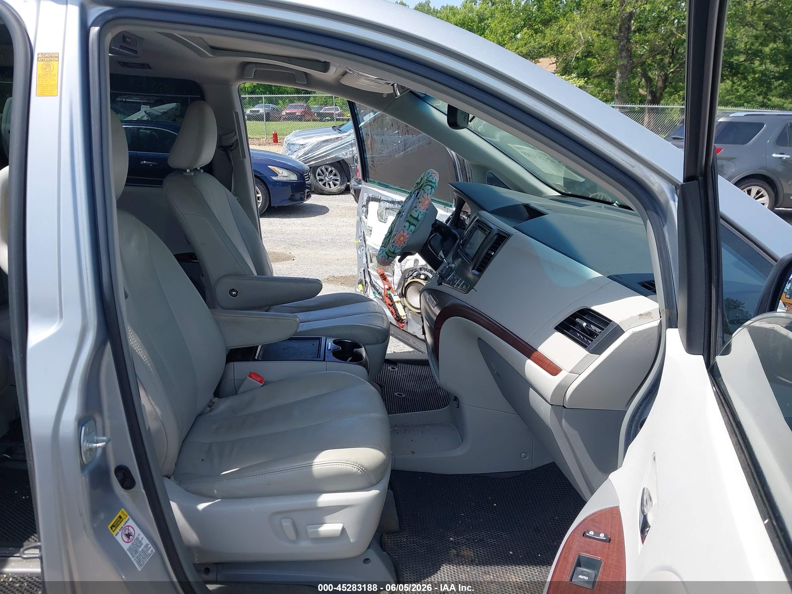 2014 Toyota Sienna Xle V6 8 Passenger Серебряный vin: 5TDYK3DC7ES419213