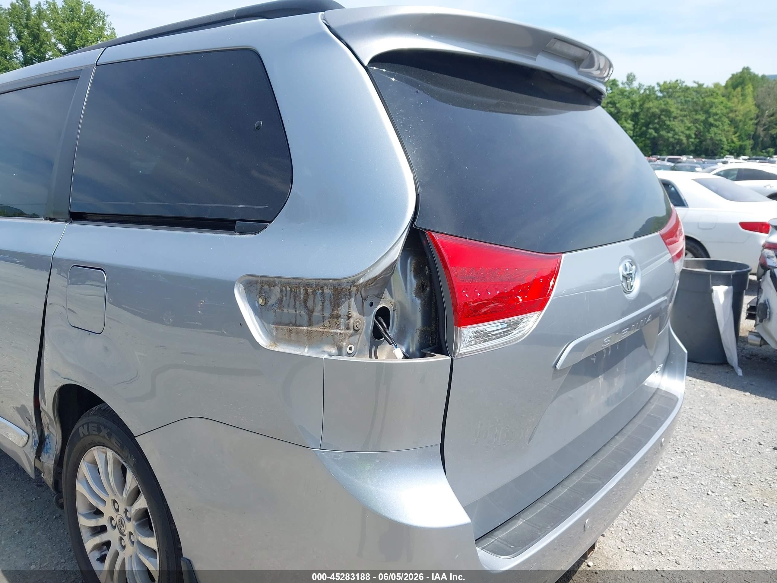 2014 Toyota Sienna Xle V6 8 Passenger Серебряный vin: 5TDYK3DC7ES419213