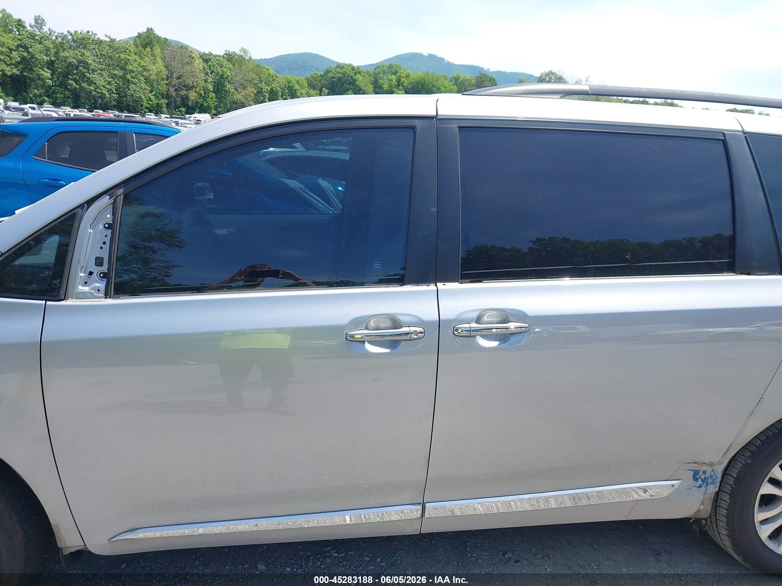 2014 Toyota Sienna Xle V6 8 Passenger Серебряный vin: 5TDYK3DC7ES419213