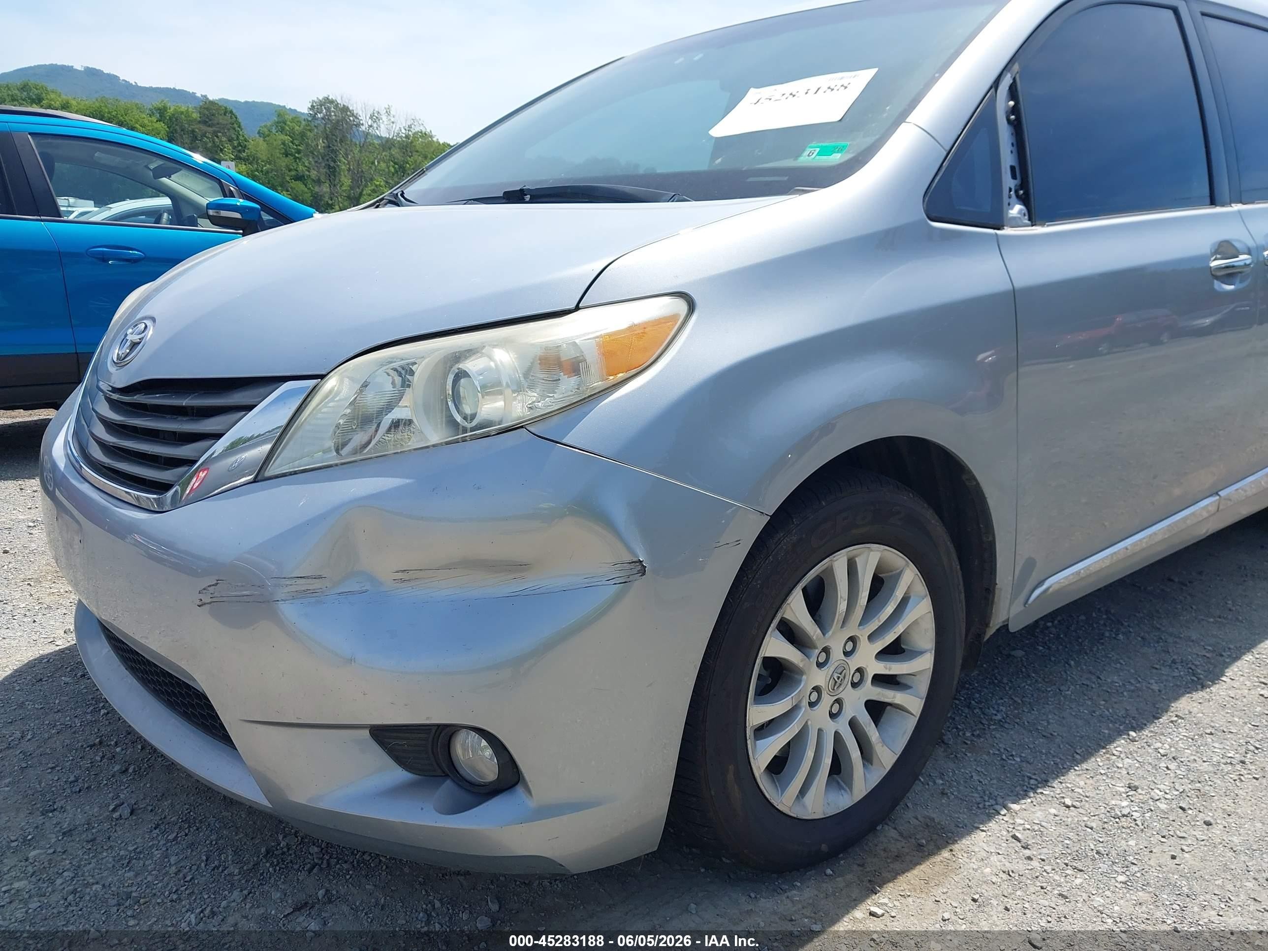2014 Toyota Sienna Xle V6 8 Passenger Серебряный vin: 5TDYK3DC7ES419213