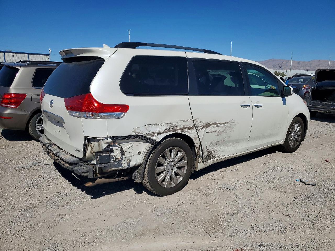 2014 Toyota Sienna Limited 7-passenger White vin: 5TDYK3DC7ES437940