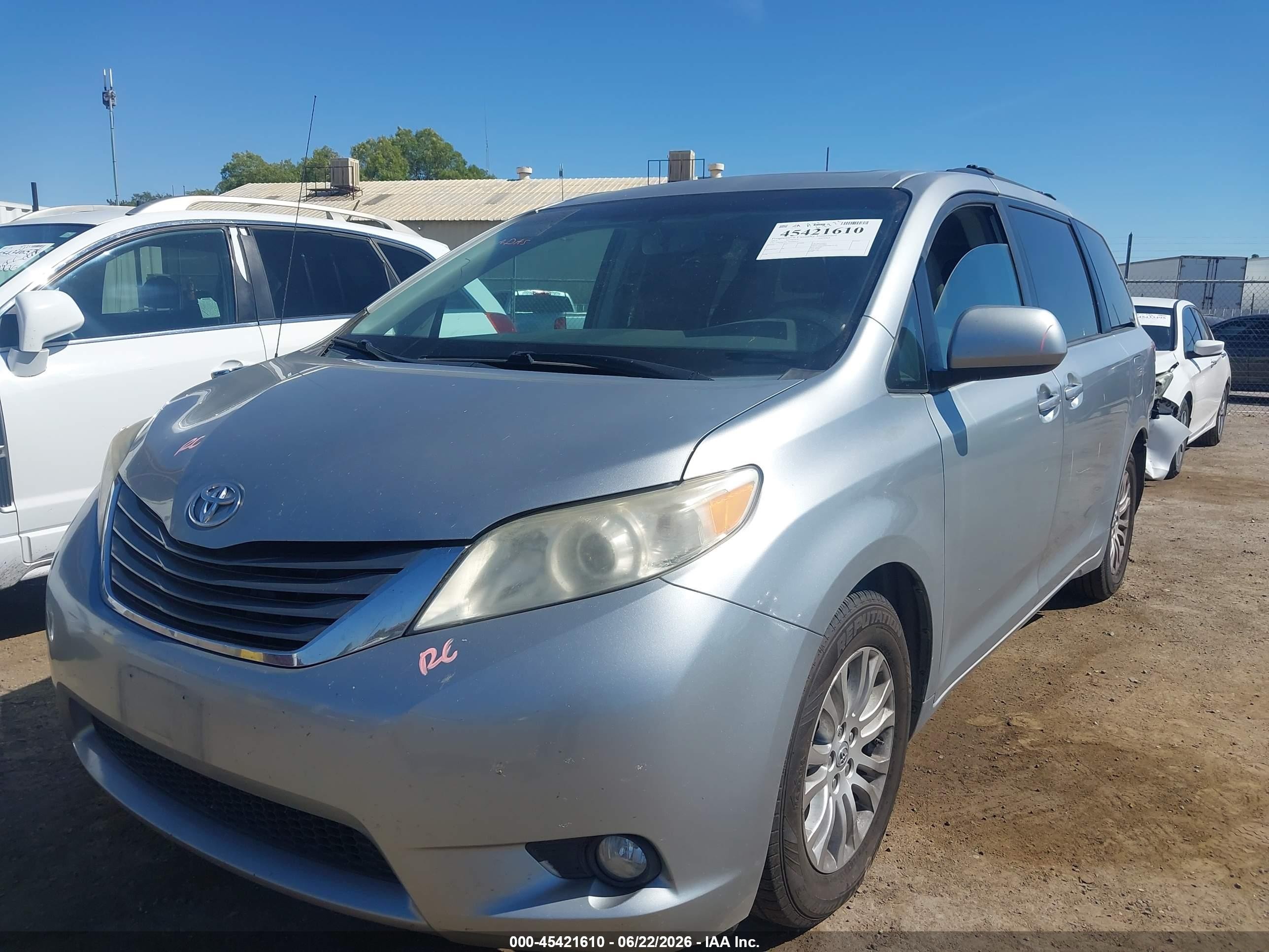 2014 Toyota Sienna Xle V6 8 Passenger Silver vin: 5TDYK3DC7ES442121