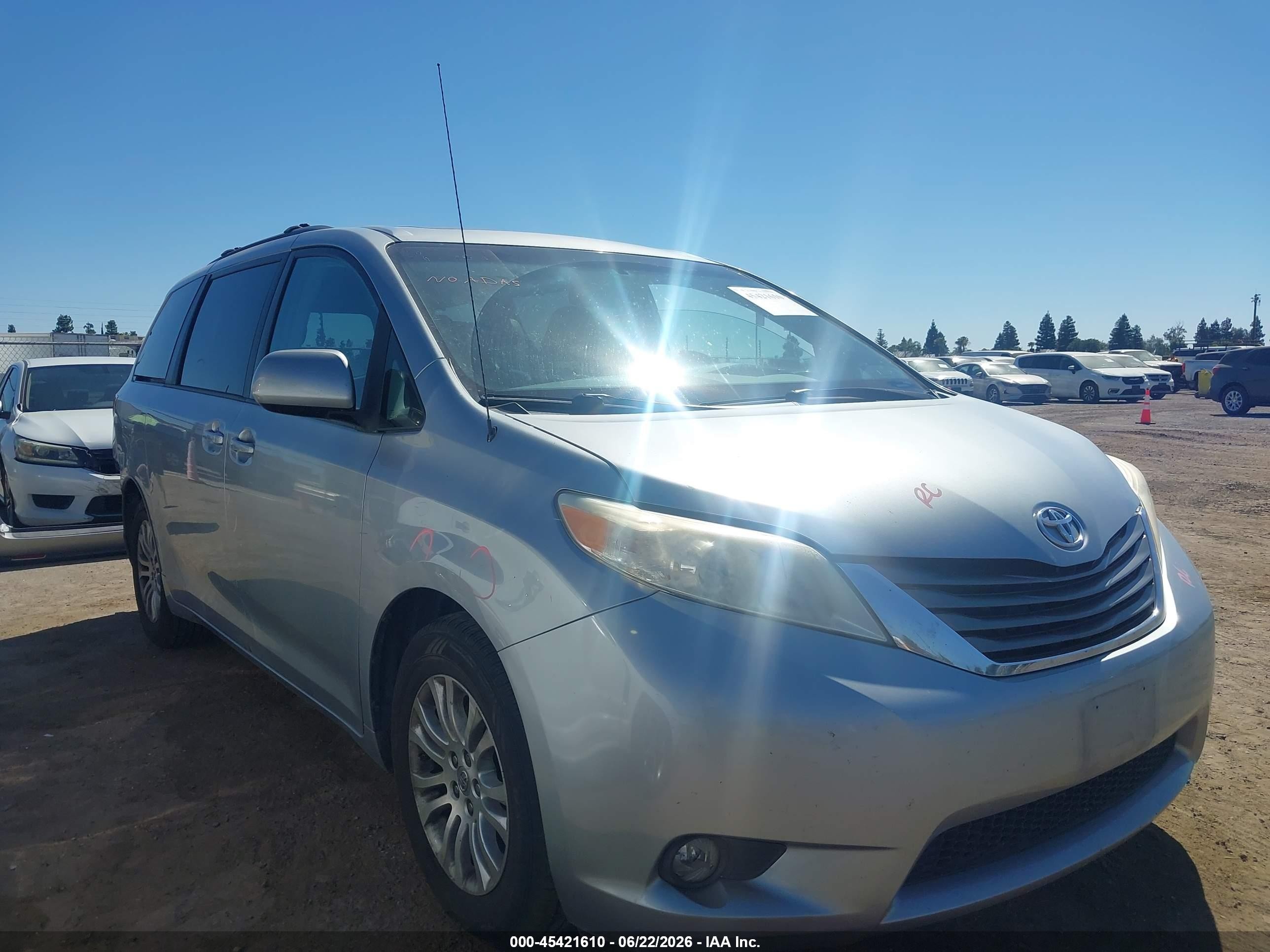 2014 Toyota Sienna Xle V6 8 Passenger Silver vin: 5TDYK3DC7ES442121