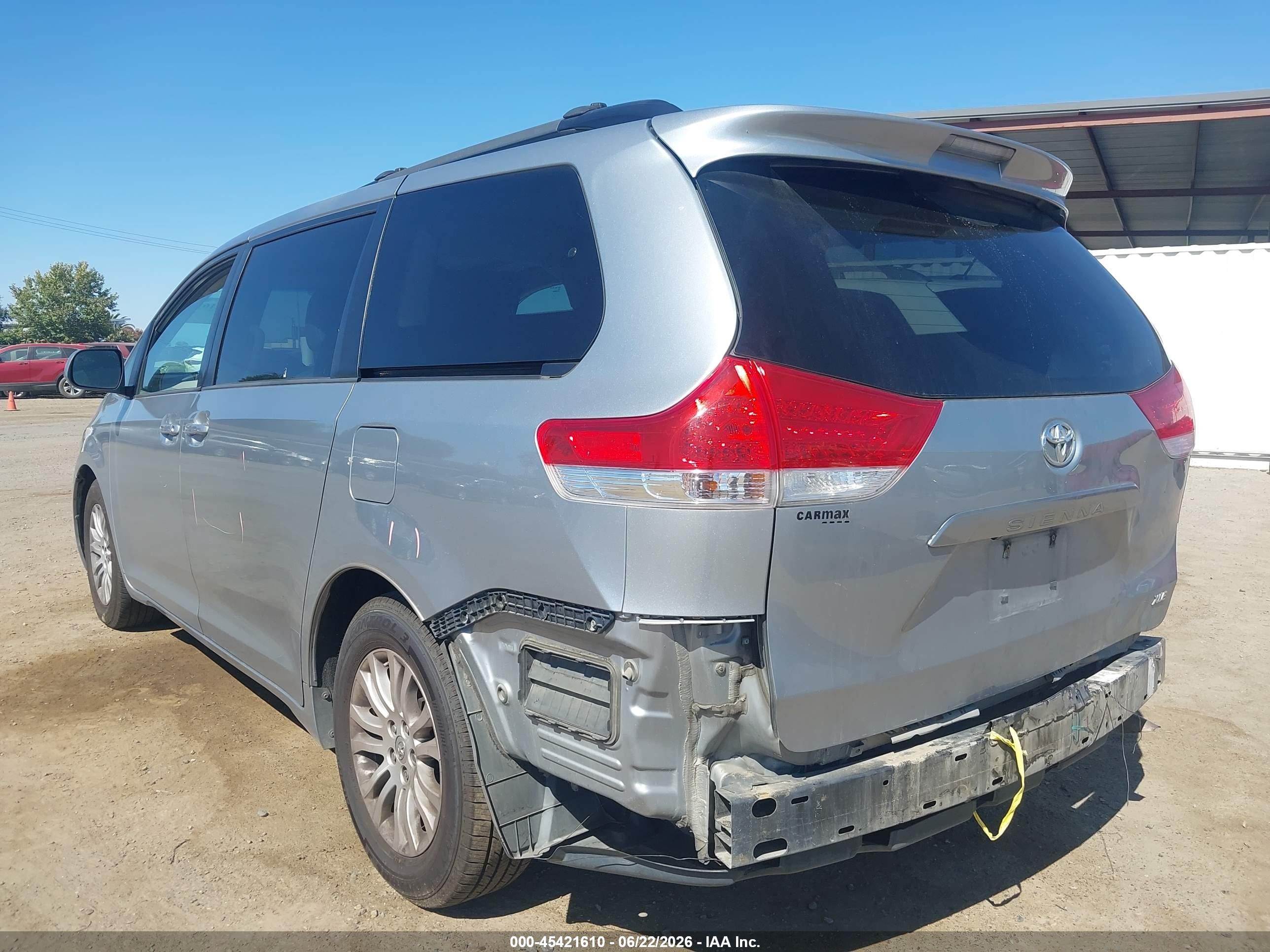 2014 Toyota Sienna Xle V6 8 Passenger Silver vin: 5TDYK3DC7ES442121