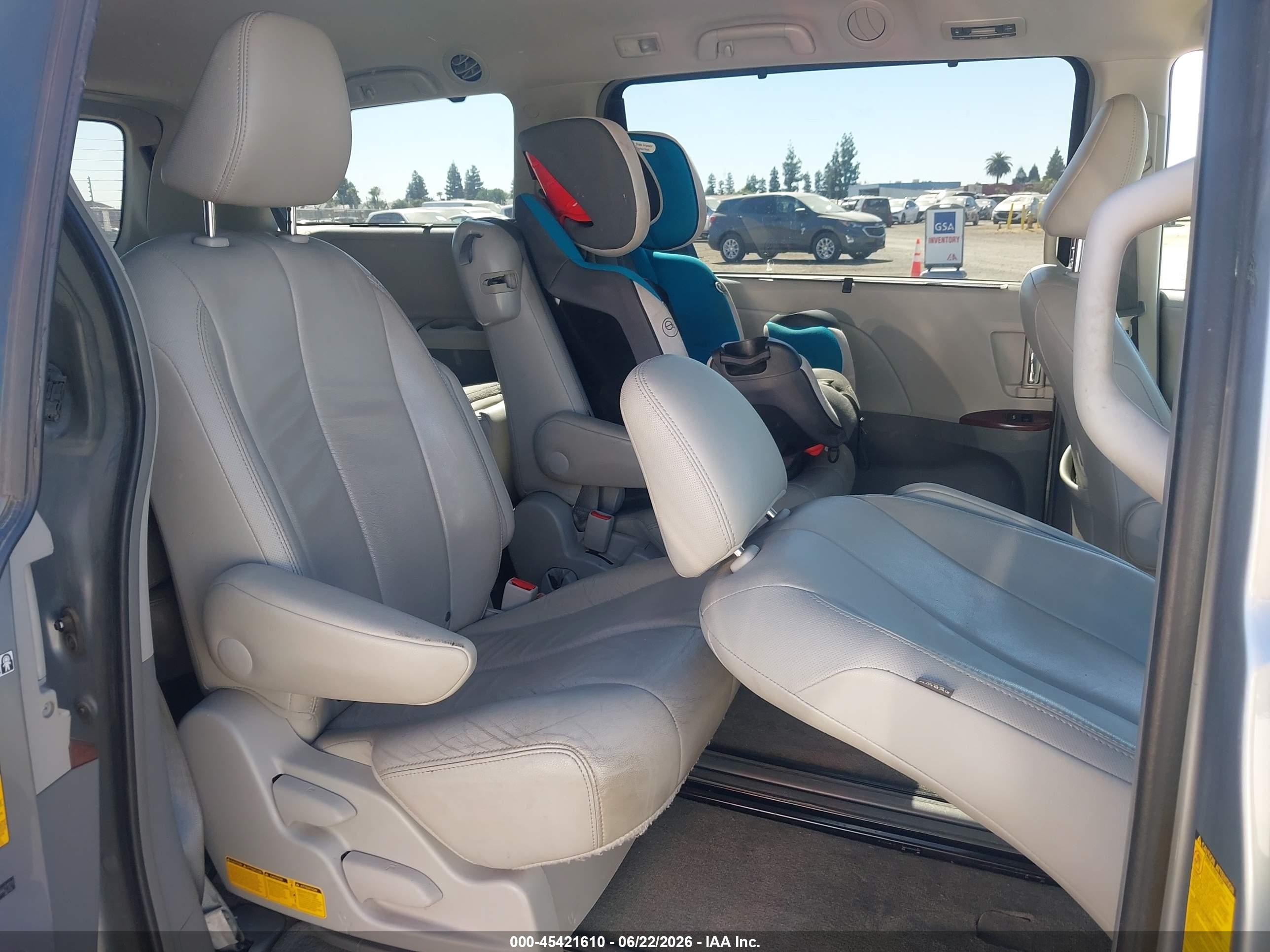 2014 Toyota Sienna Xle V6 8 Passenger Silver vin: 5TDYK3DC7ES442121