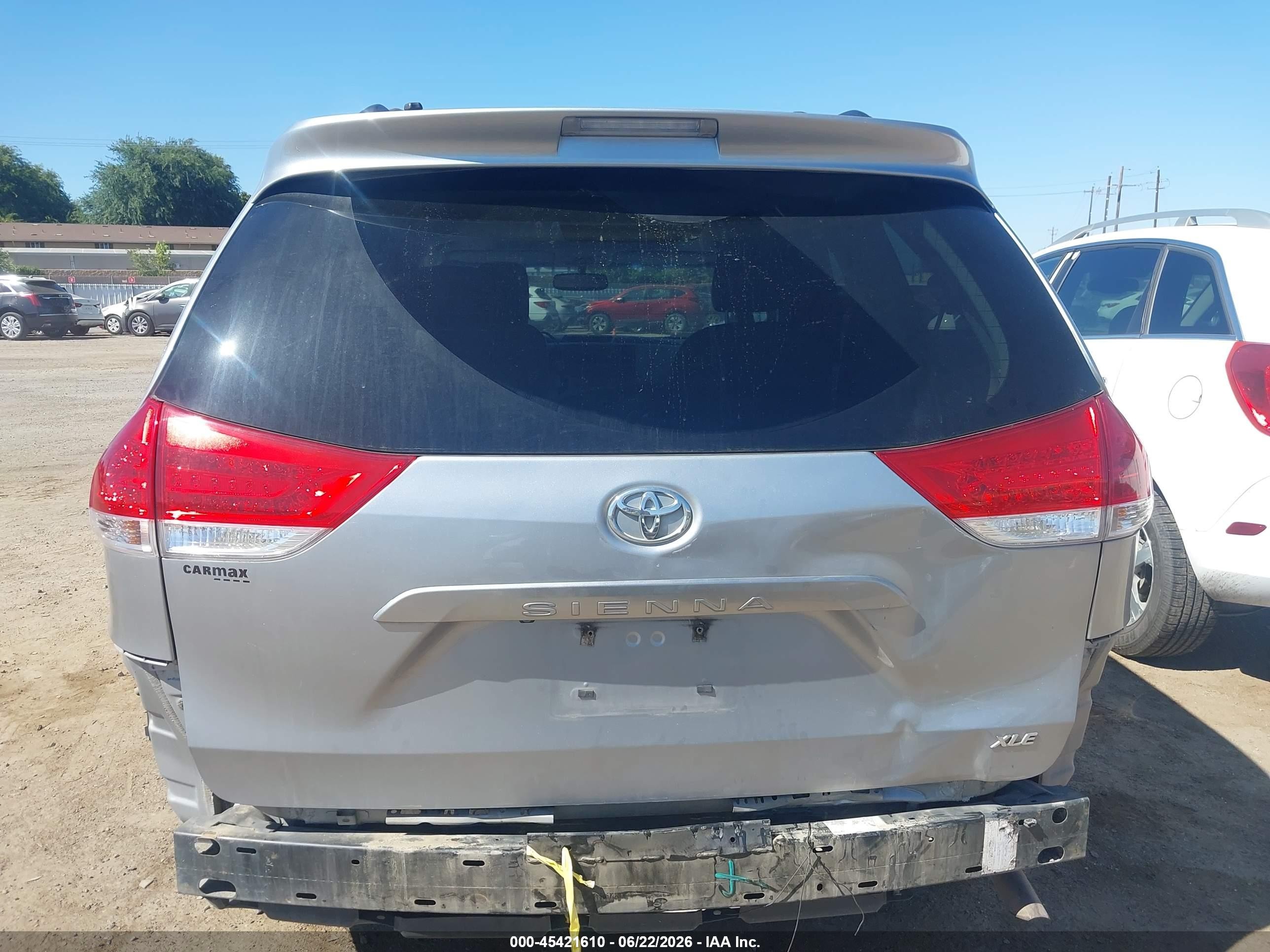 2014 Toyota Sienna Xle V6 8 Passenger Silver vin: 5TDYK3DC7ES442121