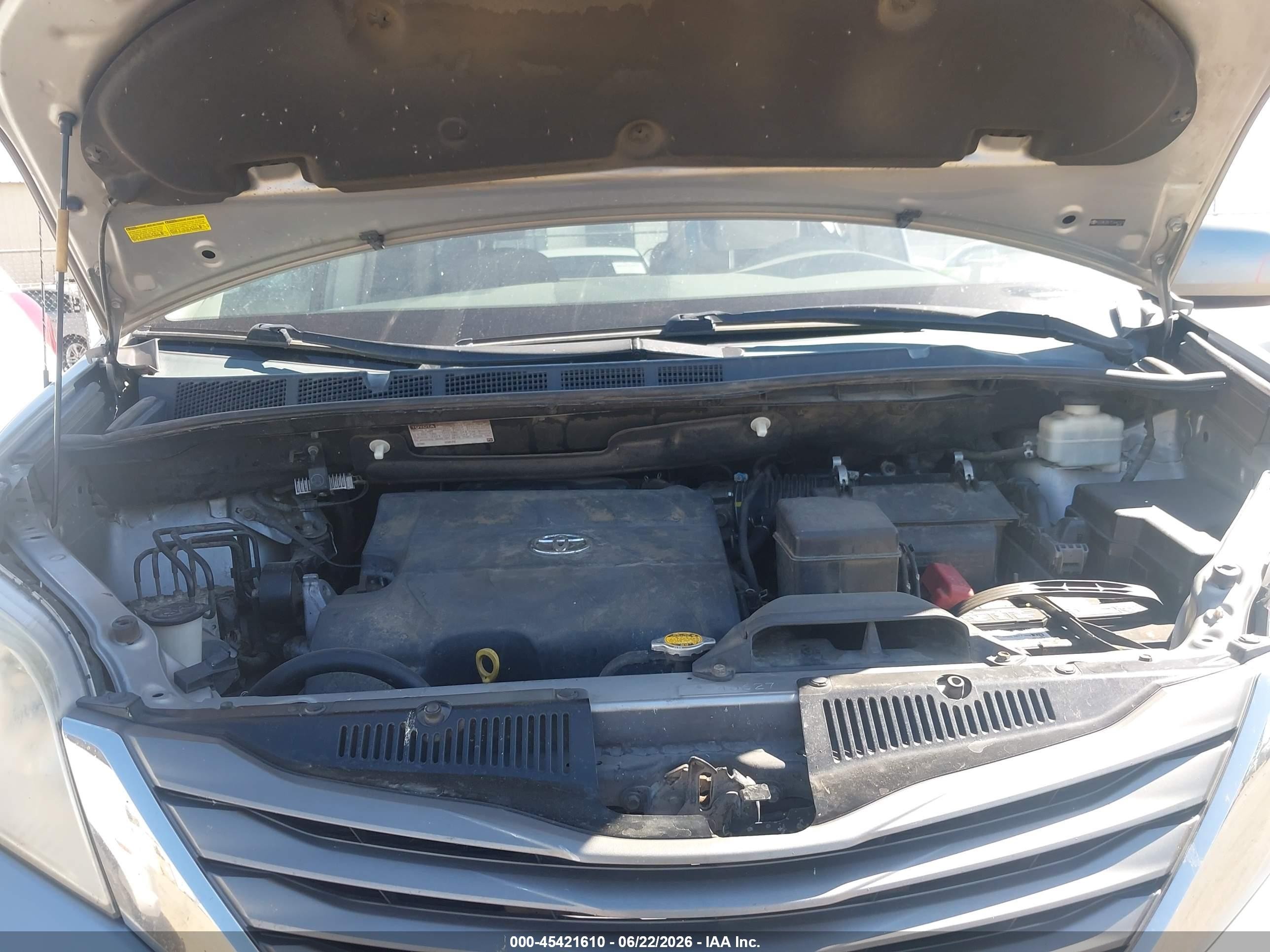 2014 Toyota Sienna Xle V6 8 Passenger Silver vin: 5TDYK3DC7ES442121