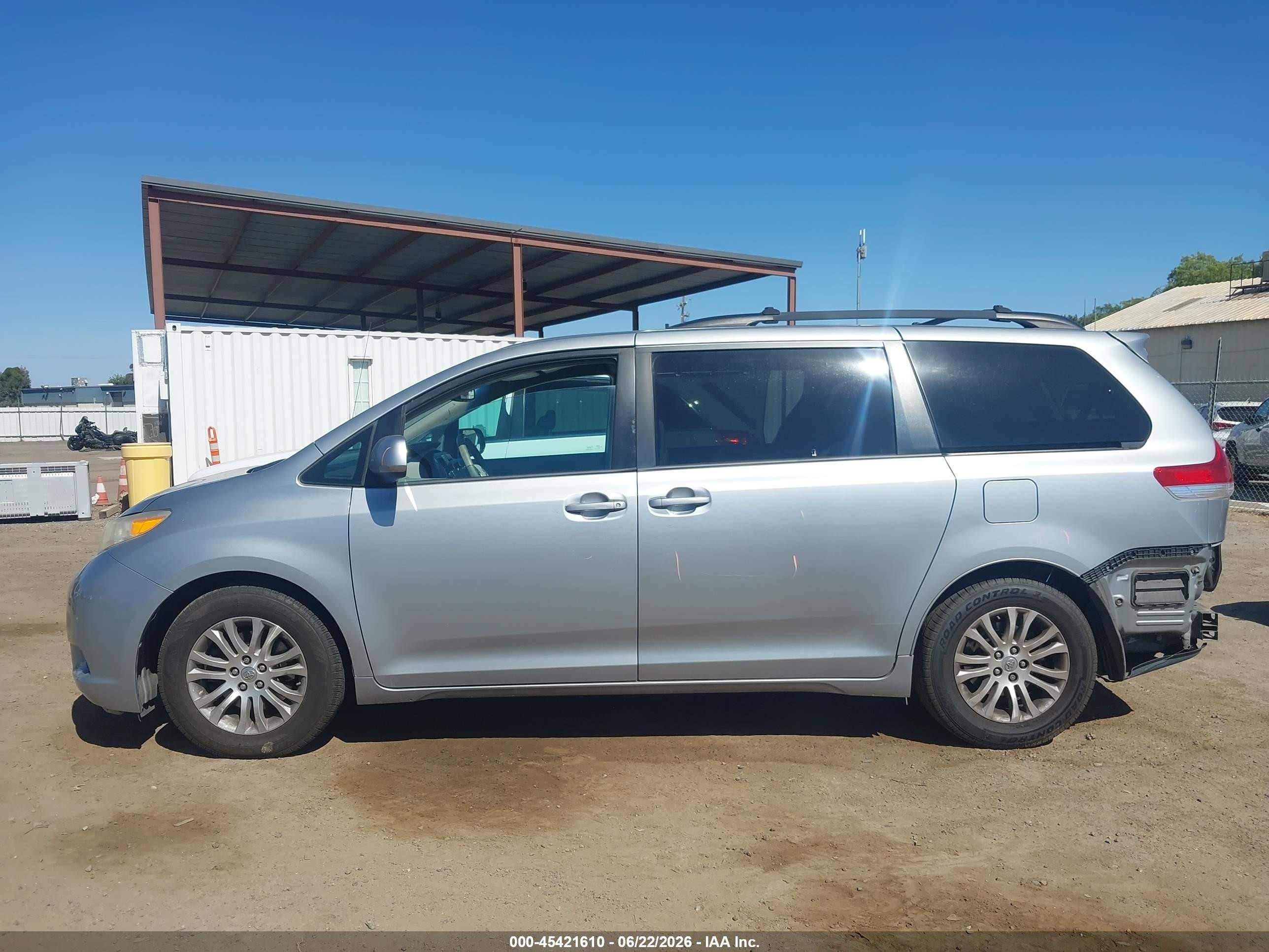2014 Toyota Sienna Xle V6 8 Passenger Silver vin: 5TDYK3DC7ES442121