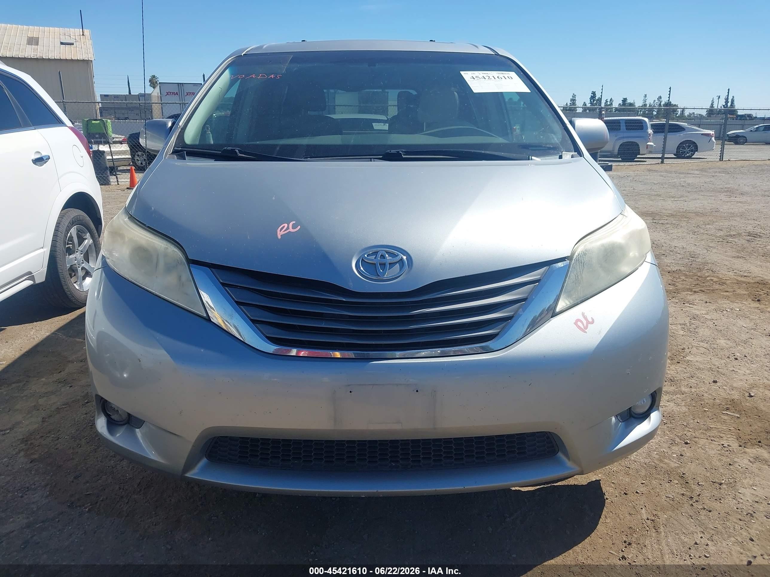 2014 Toyota Sienna Xle V6 8 Passenger Silver vin: 5TDYK3DC7ES442121