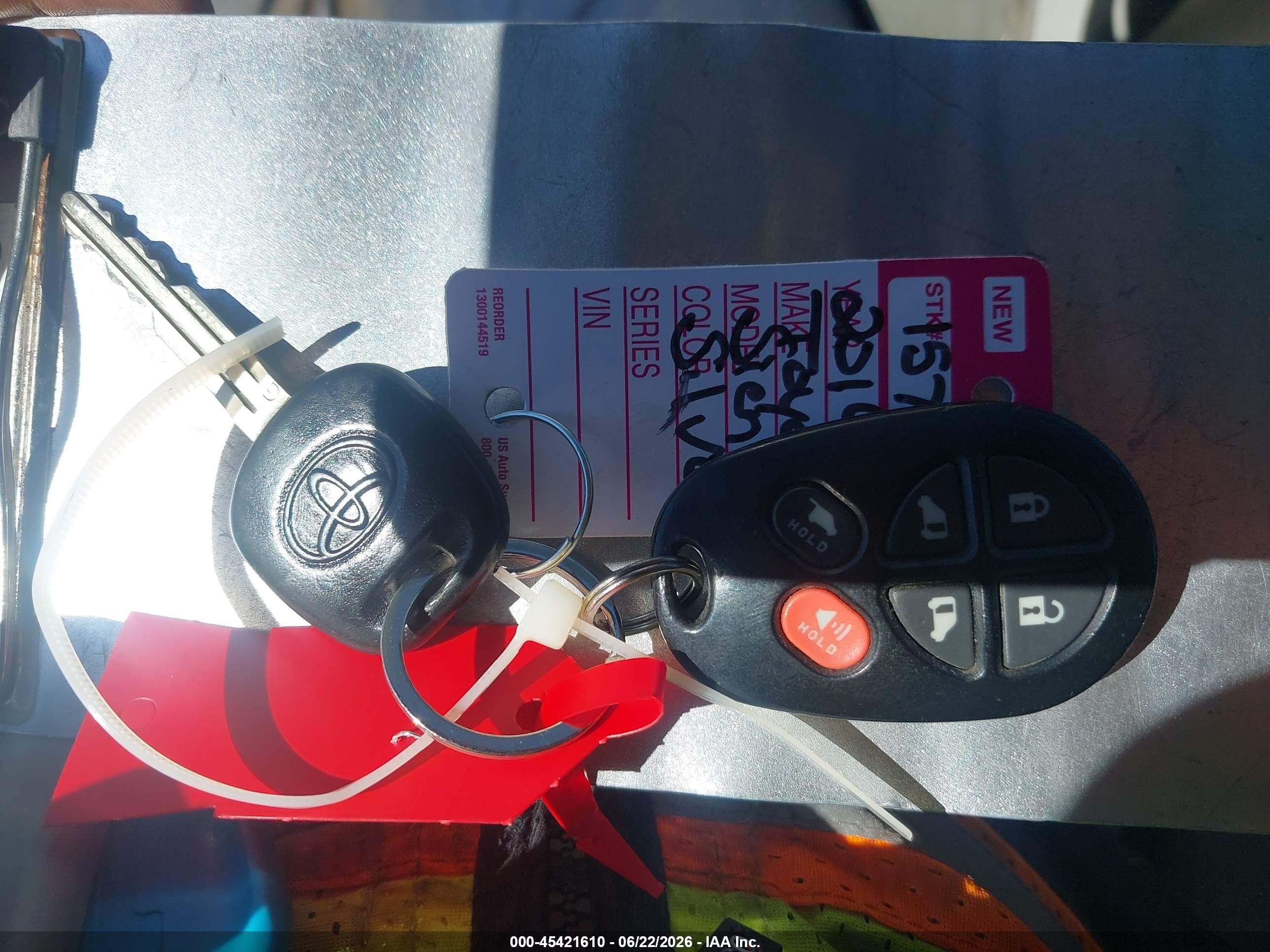 2014 Toyota Sienna Xle V6 8 Passenger Silver vin: 5TDYK3DC7ES442121