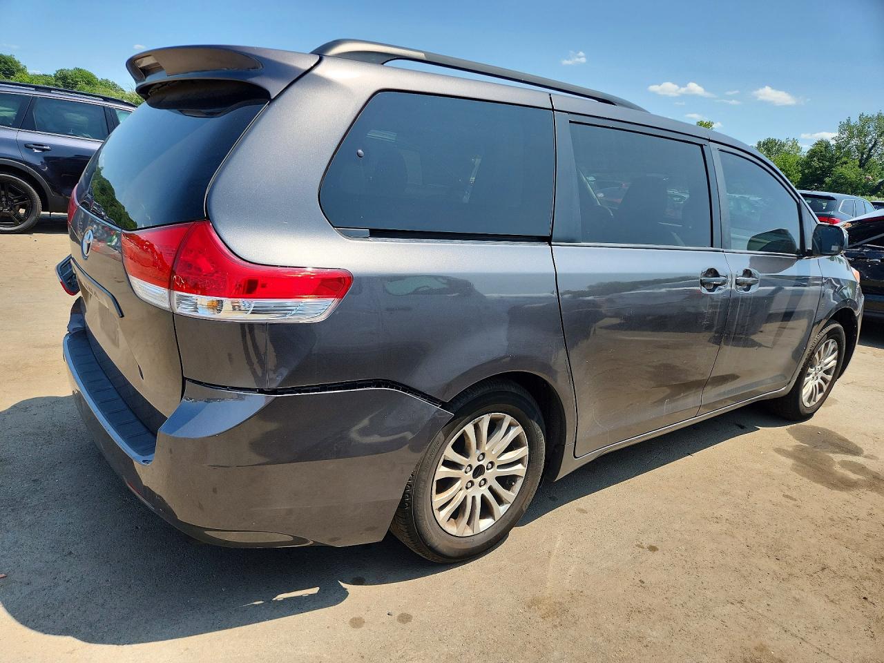 2014 Toyota Sienna Xle 8-passenger Charcoal vin: 5TDYK3DC7ES450607