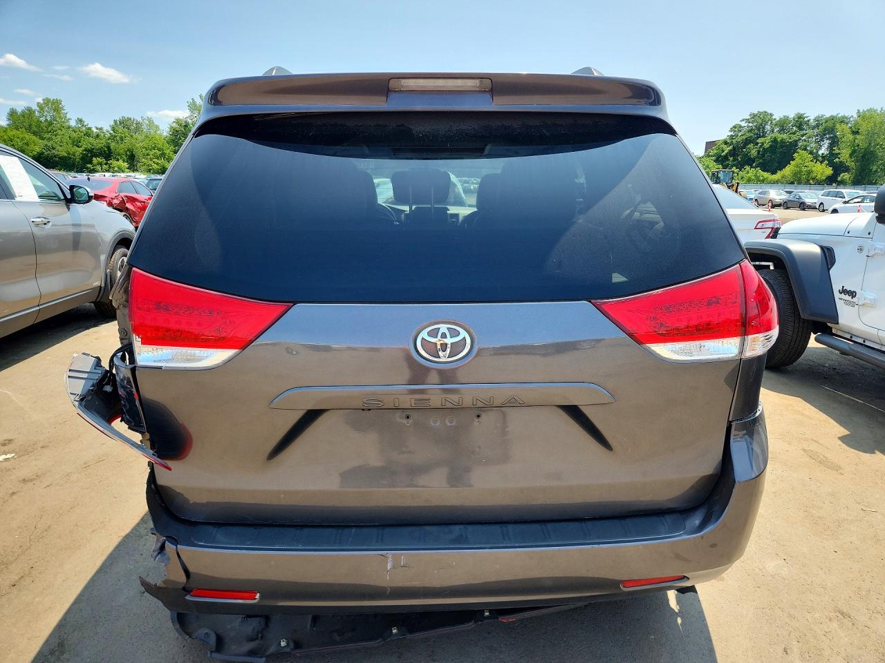 2014 Toyota Sienna Xle 8-passenger Charcoal vin: 5TDYK3DC7ES450607