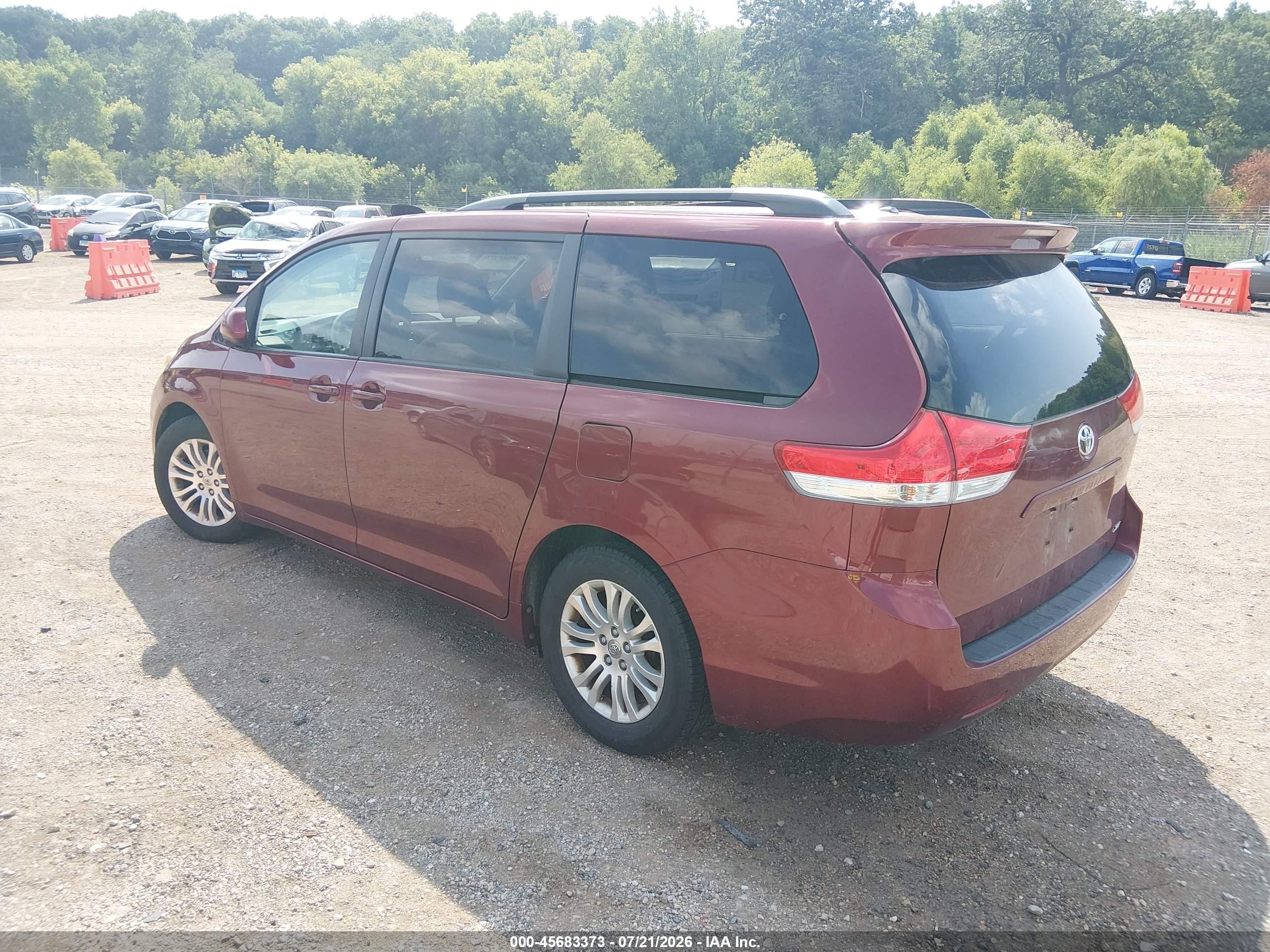 2014 Toyota Sienna Xle V6 8 Passenger Темно-бордовый vin: 5TDYK3DC7ES458965