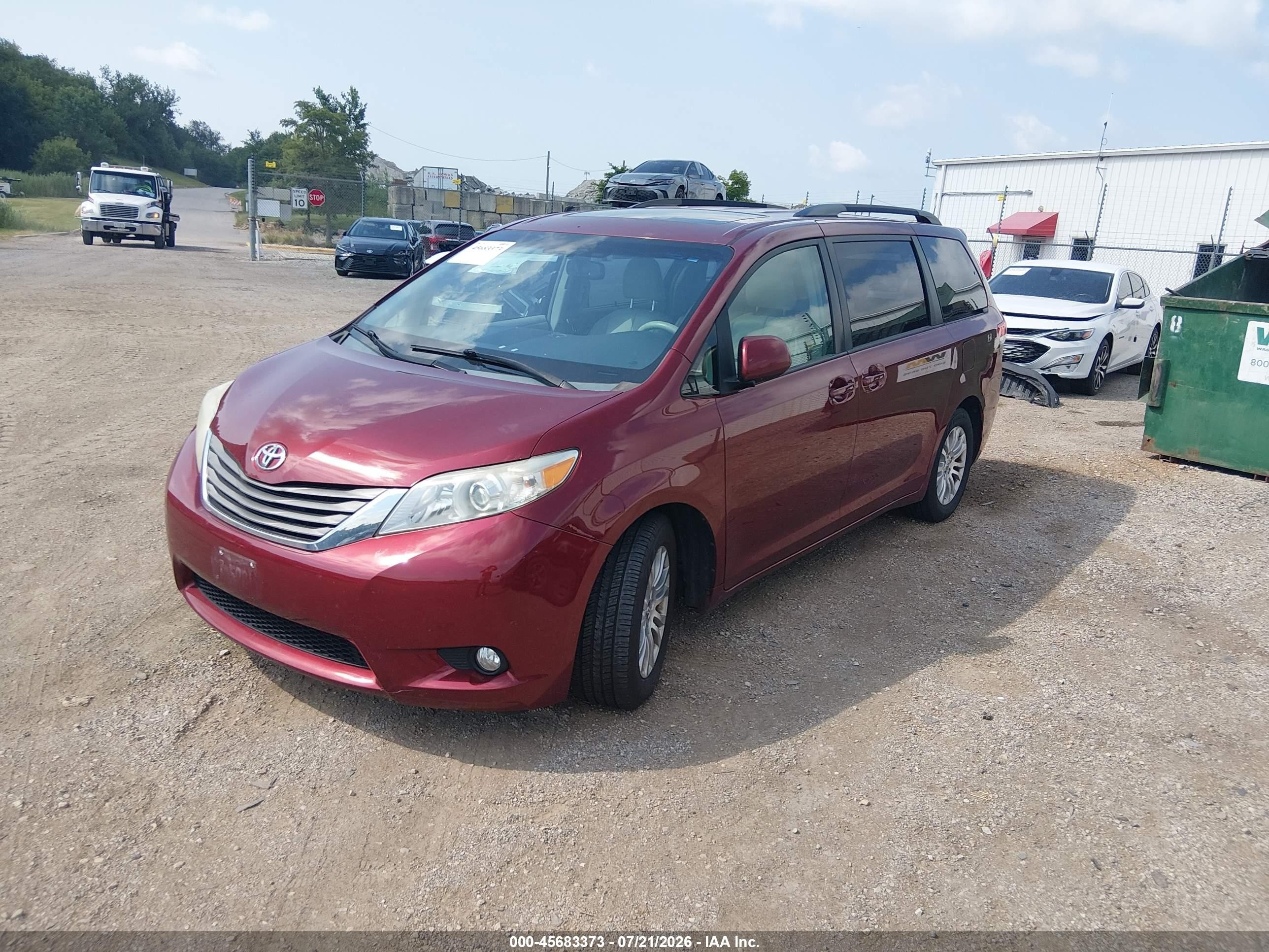 2014 Toyota Sienna Xle V6 8 Passenger Темно-бордовый vin: 5TDYK3DC7ES458965