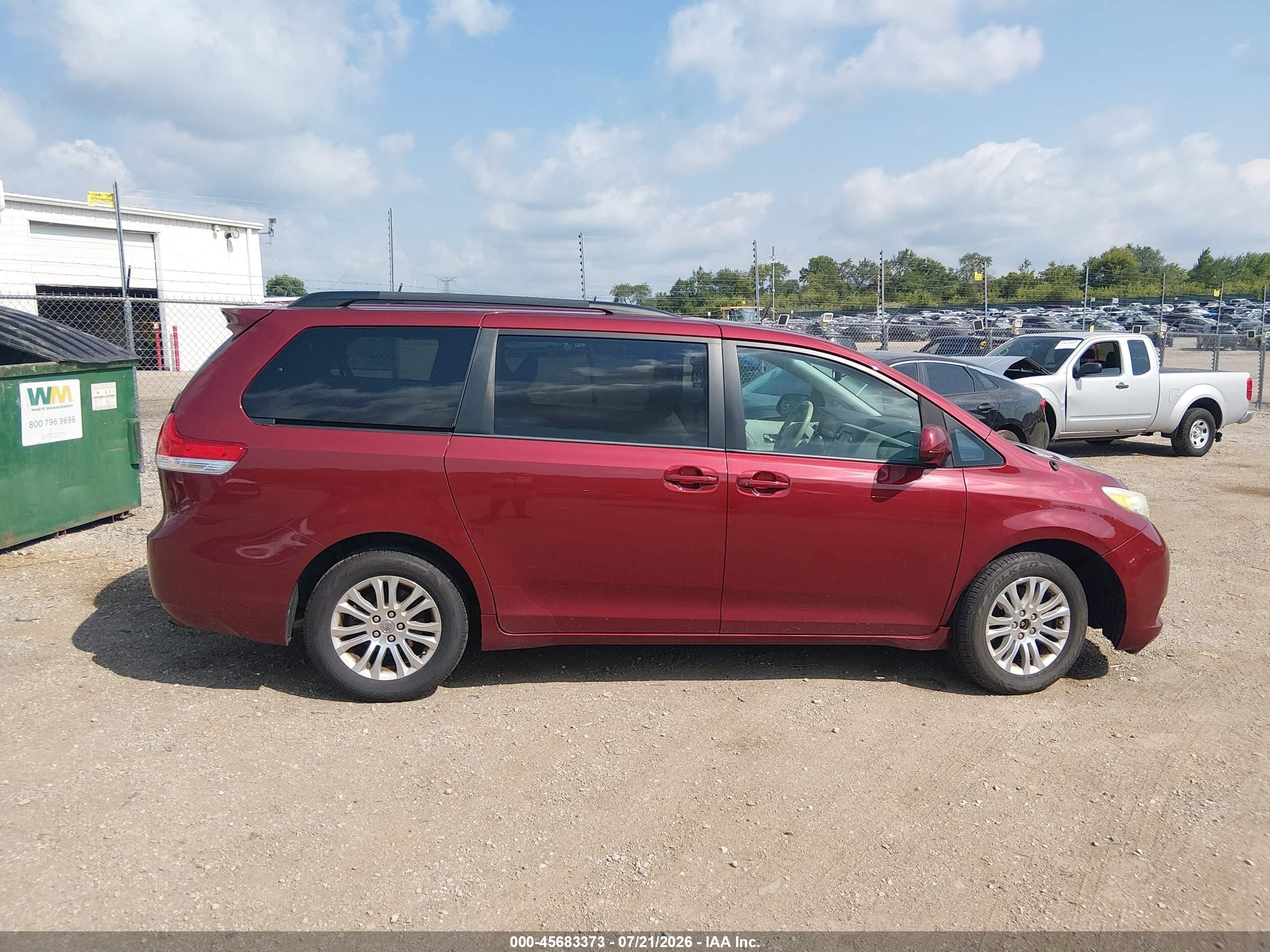 2014 Toyota Sienna Xle V6 8 Passenger Темно-бордовый vin: 5TDYK3DC7ES458965