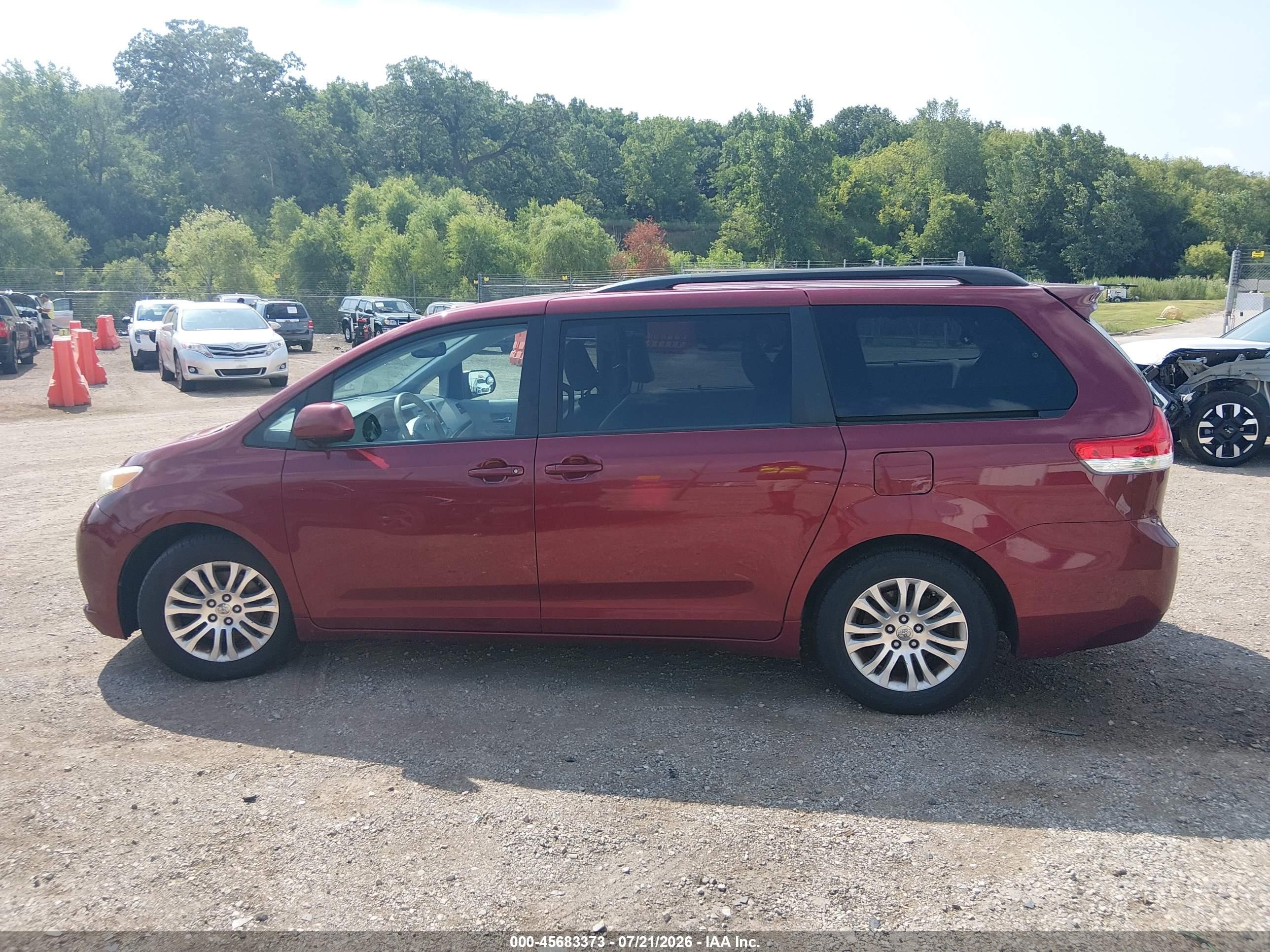 2014 Toyota Sienna Xle V6 8 Passenger Темно-бордовый vin: 5TDYK3DC7ES458965
