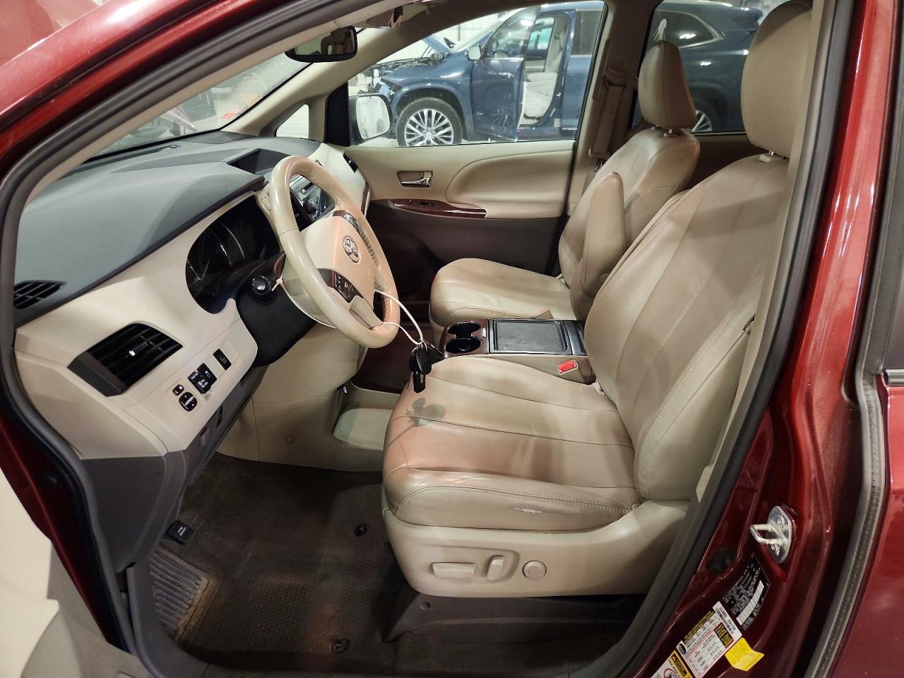 2014 Toyota Sienna Xle 8-passenger Maroon vin: 5TDYK3DC7ES492324