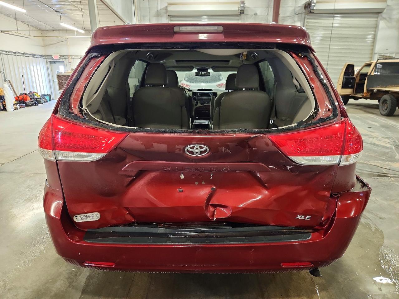 2014 Toyota Sienna Xle 8-passenger Maroon vin: 5TDYK3DC7ES492324