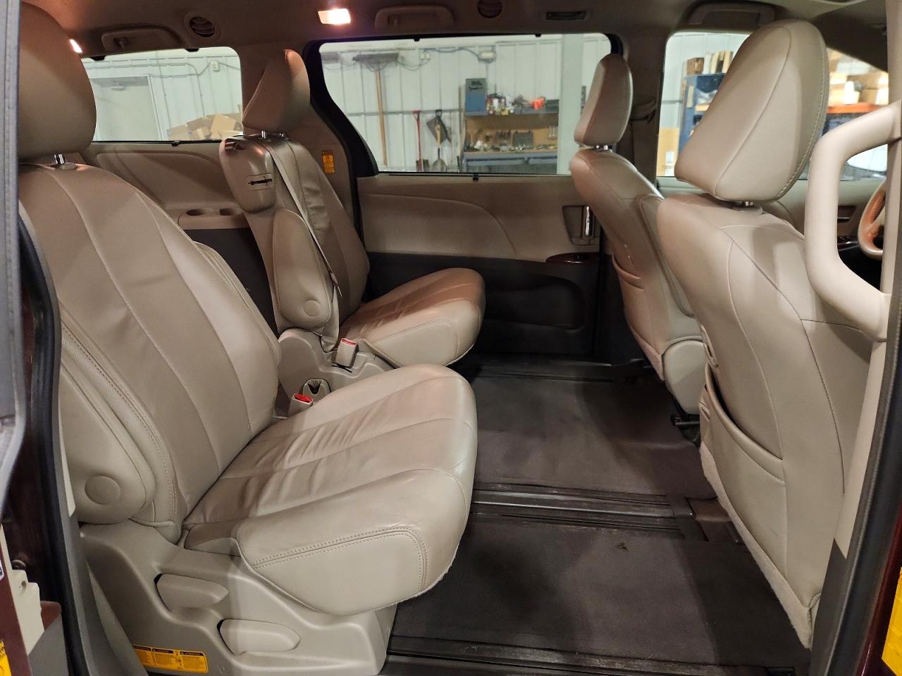 2014 Toyota Sienna Xle 8-passenger Maroon vin: 5TDYK3DC7ES492324