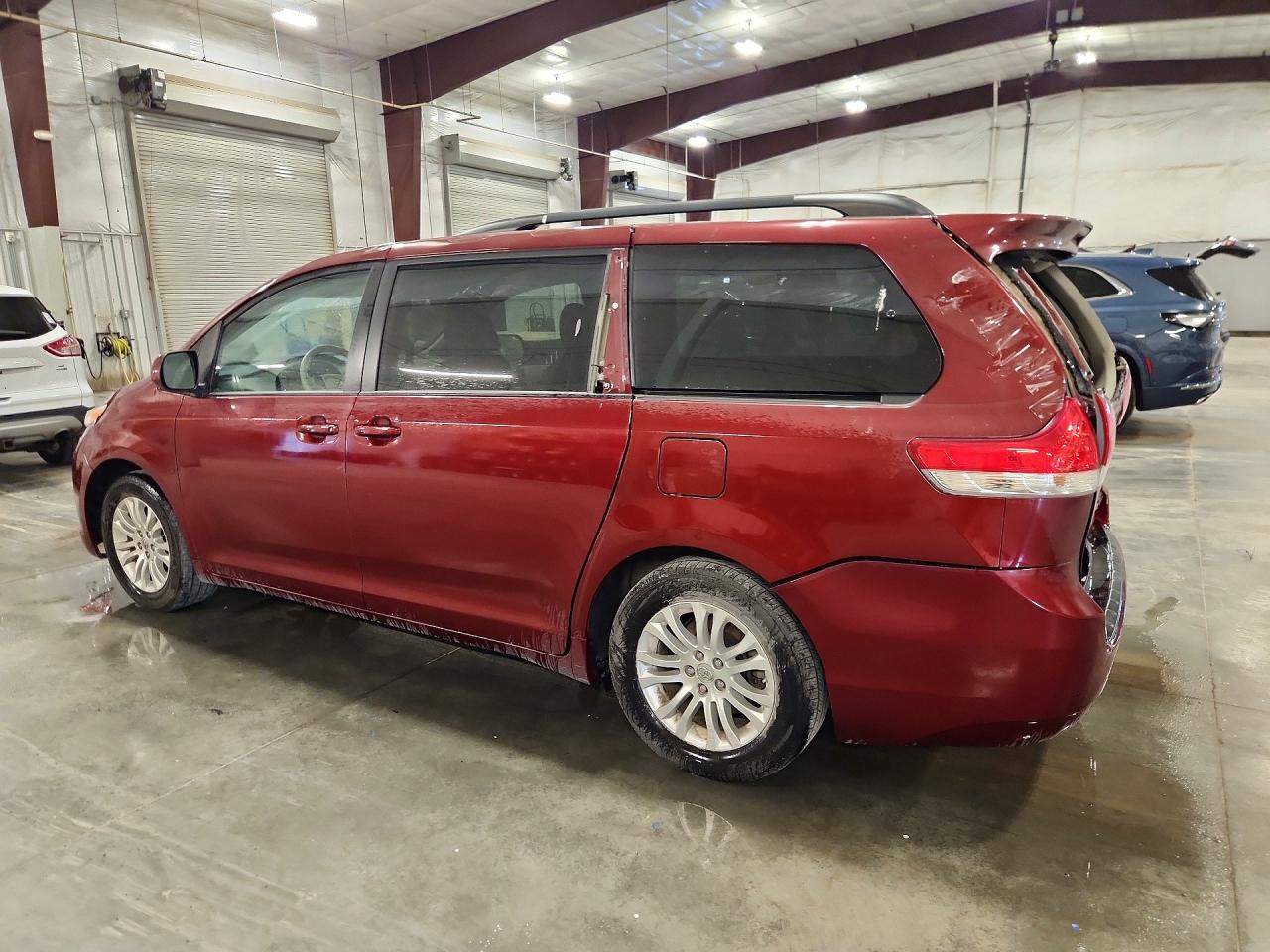 2014 Toyota Sienna Xle 8-passenger Maroon vin: 5TDYK3DC7ES492324