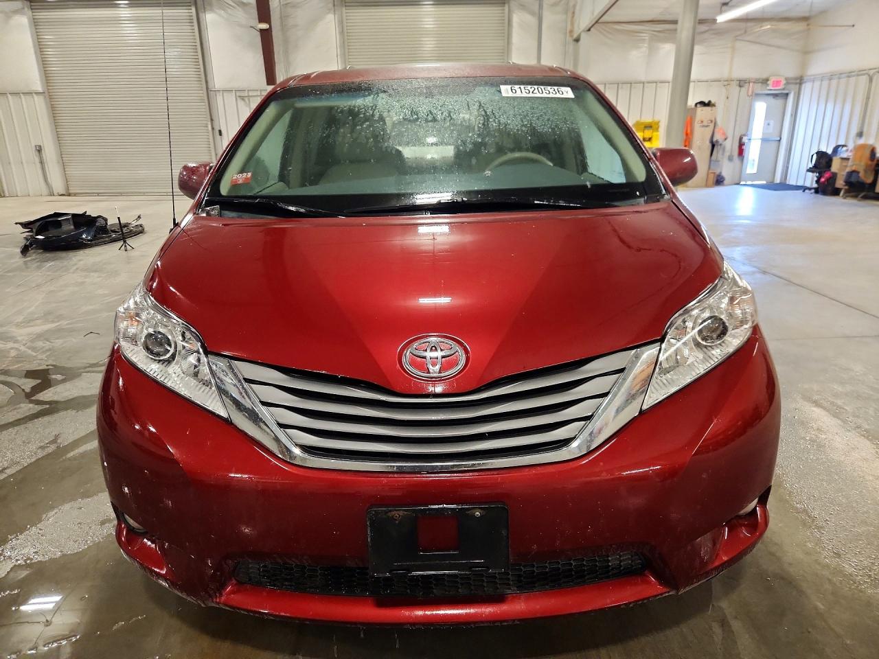 2014 Toyota Sienna Xle 8-passenger Maroon vin: 5TDYK3DC7ES492324