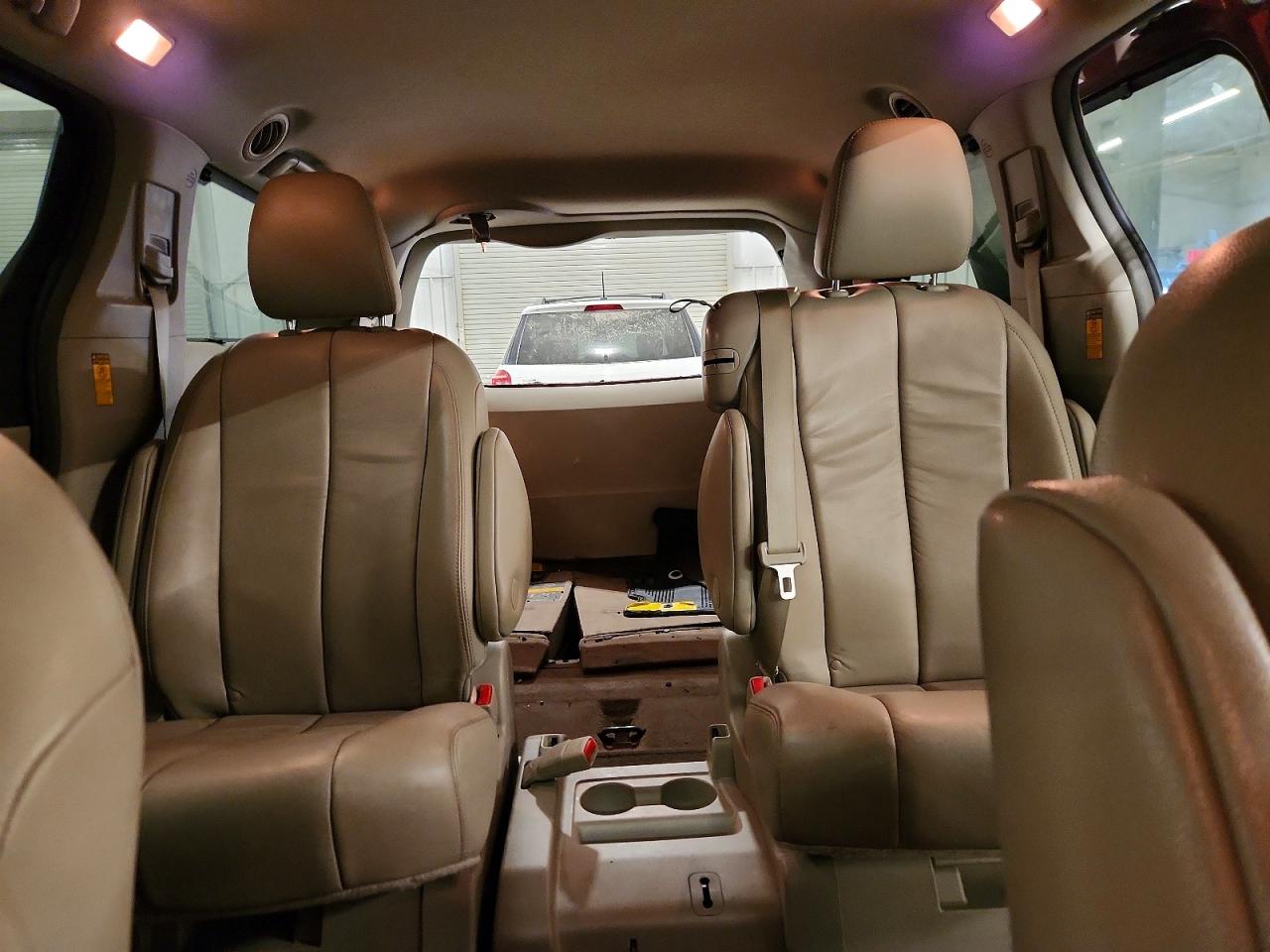 2014 Toyota Sienna Xle 8-passenger Maroon vin: 5TDYK3DC7ES492324