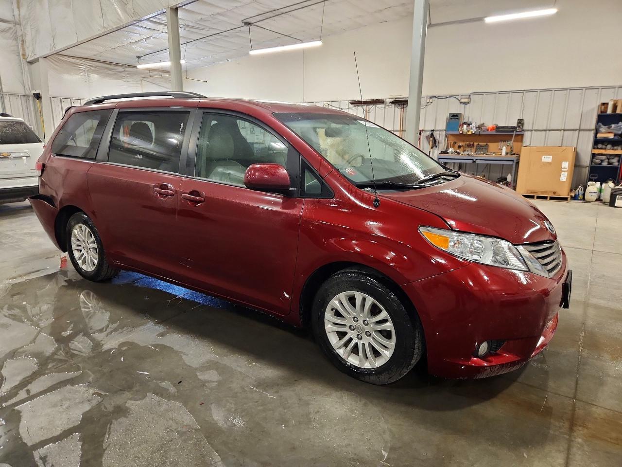 2014 Toyota Sienna Xle 8-passenger Maroon vin: 5TDYK3DC7ES492324