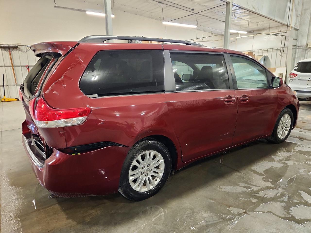 2014 Toyota Sienna Xle 8-passenger Maroon vin: 5TDYK3DC7ES492324