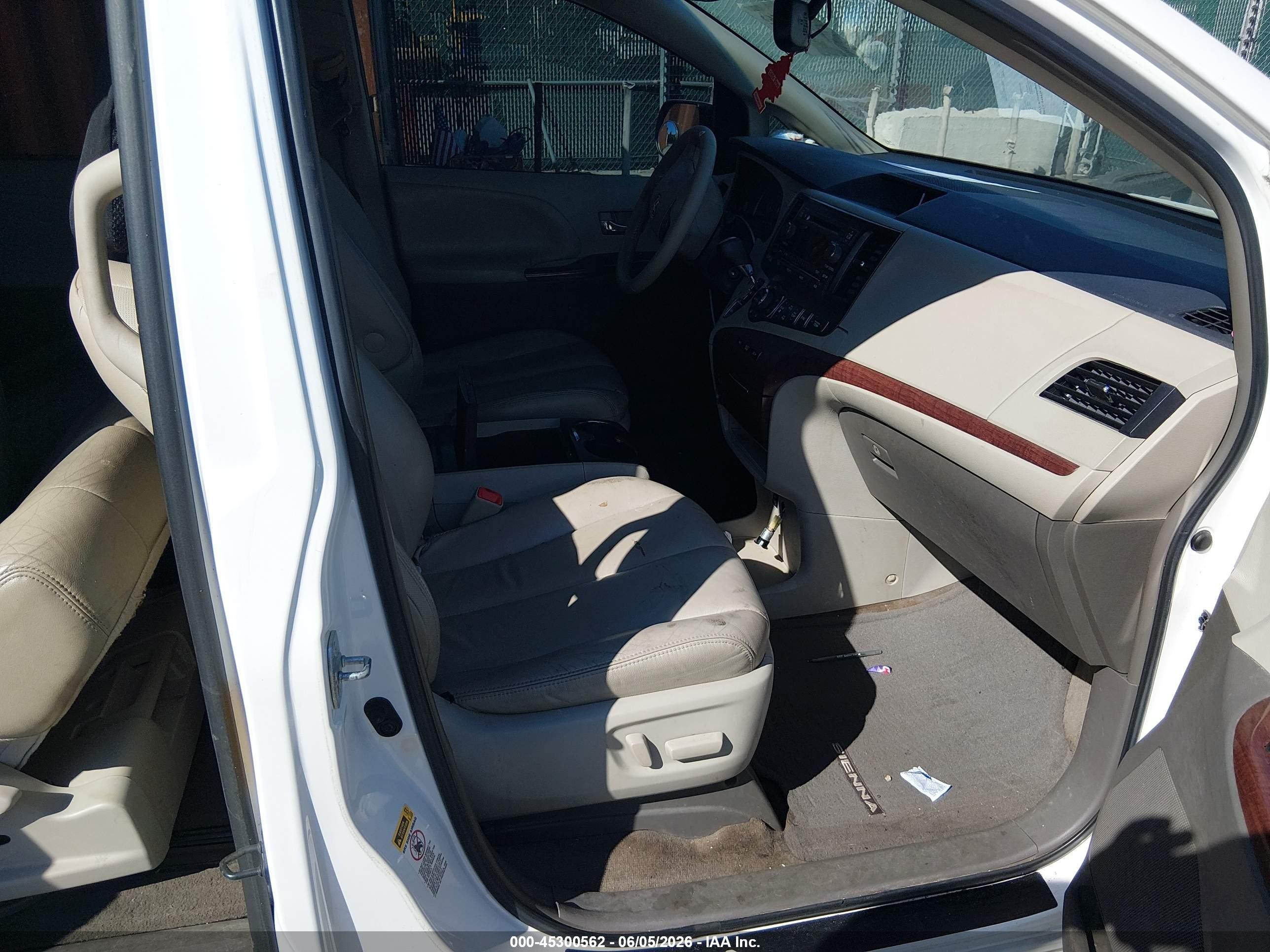 2014 Toyota Sienna Xle V6 8 Passenger White vin: 5TDYK3DC7ES516346