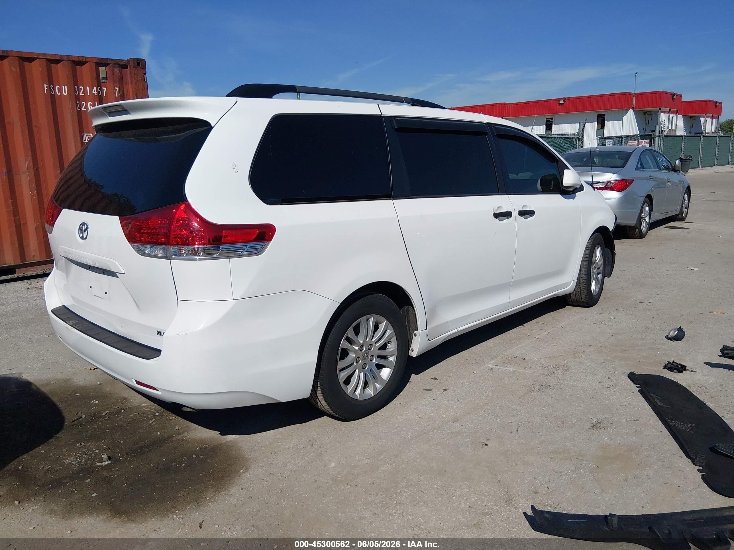 2014 Toyota Sienna Xle V6 8 Passenger White vin: 5TDYK3DC7ES516346