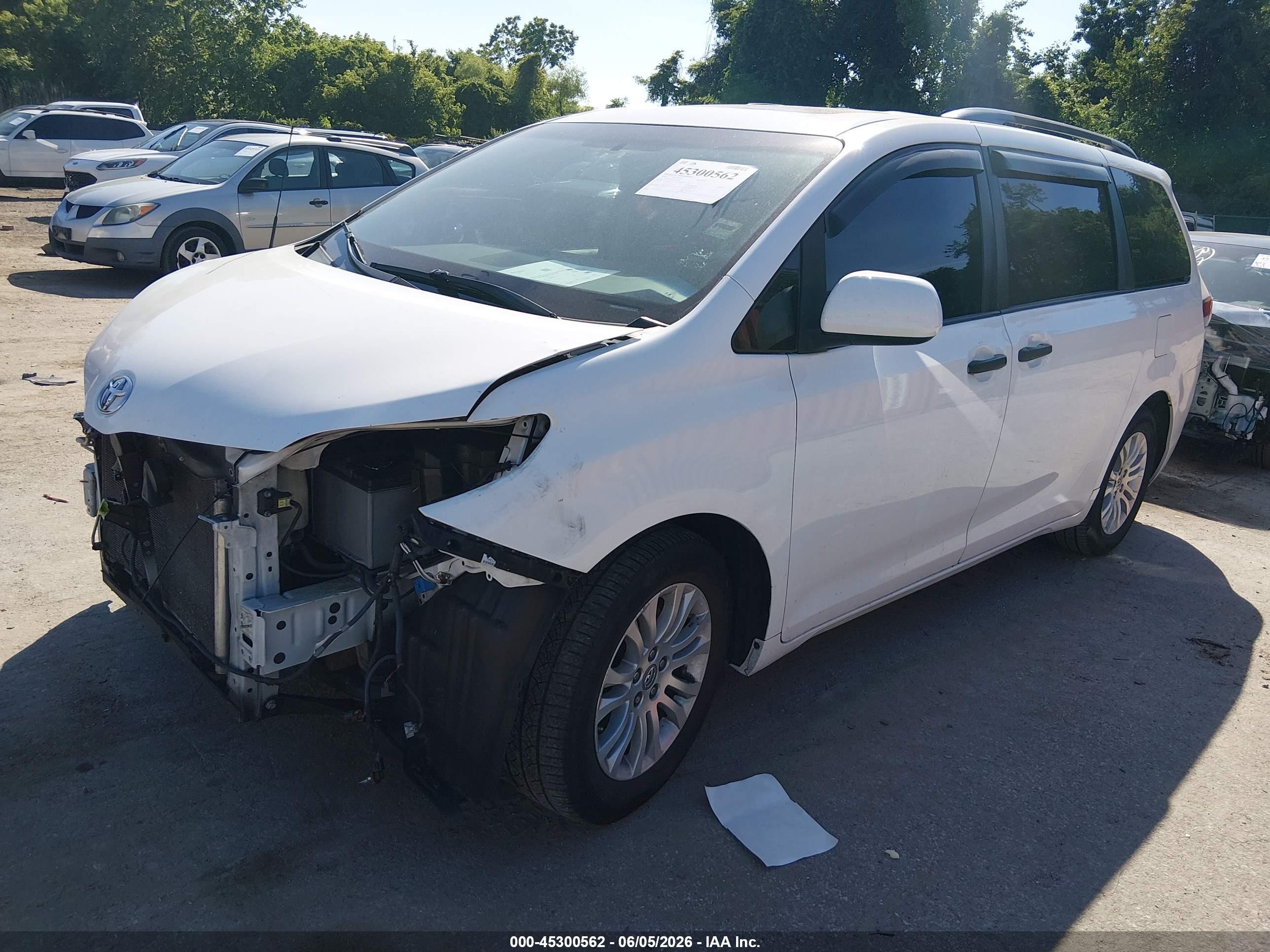 2014 Toyota Sienna Xle V6 8 Passenger White vin: 5TDYK3DC7ES516346