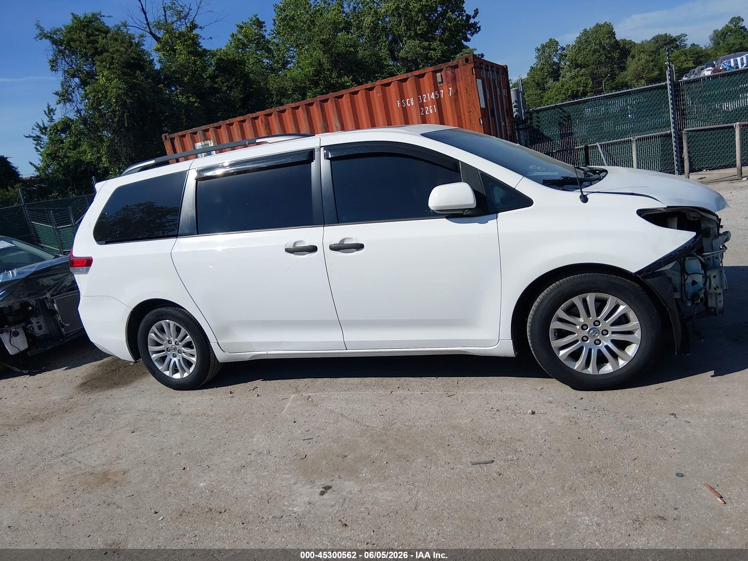 2014 Toyota Sienna Xle V6 8 Passenger White vin: 5TDYK3DC7ES516346