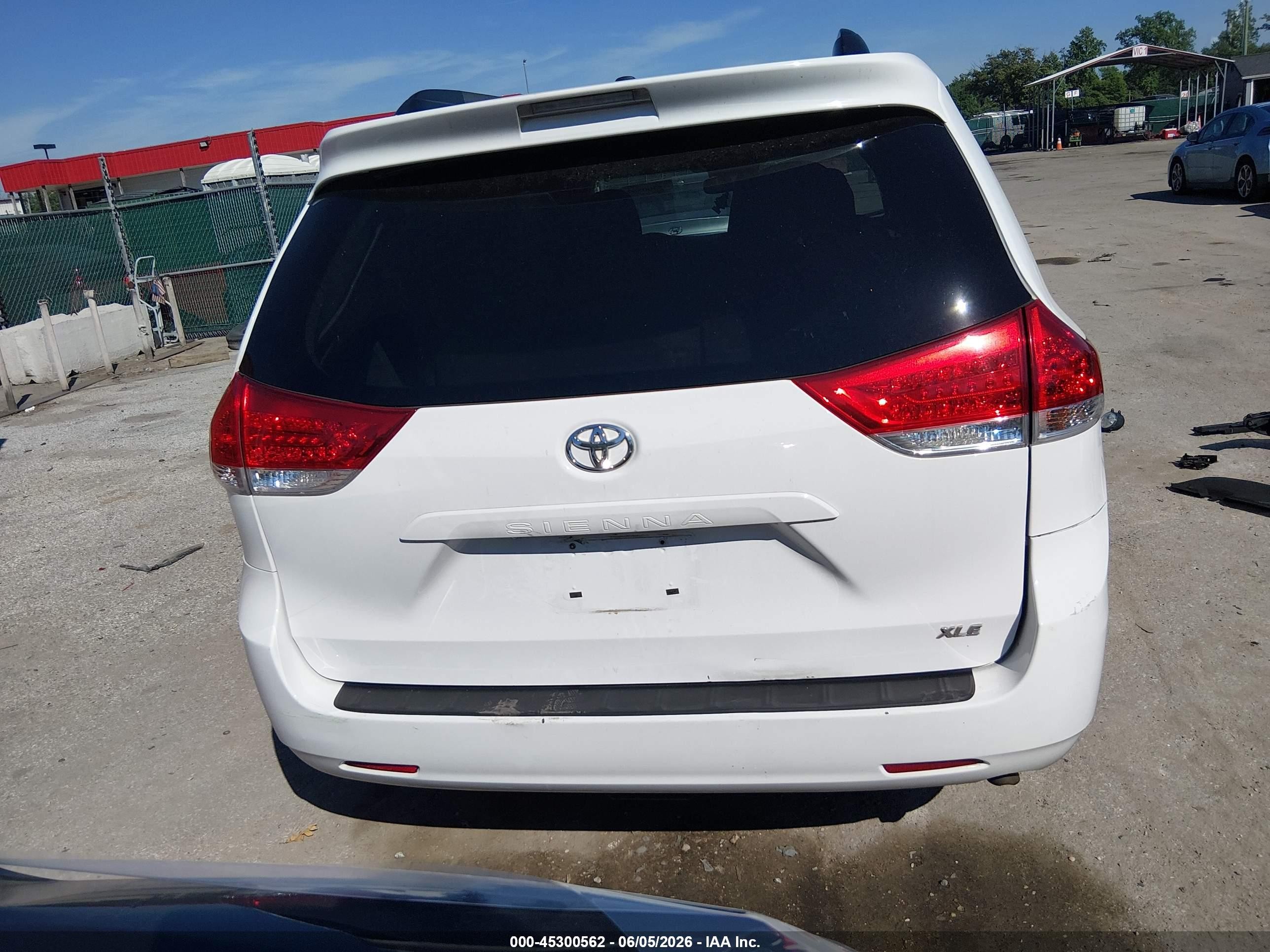 2014 Toyota Sienna Xle V6 8 Passenger White vin: 5TDYK3DC7ES516346