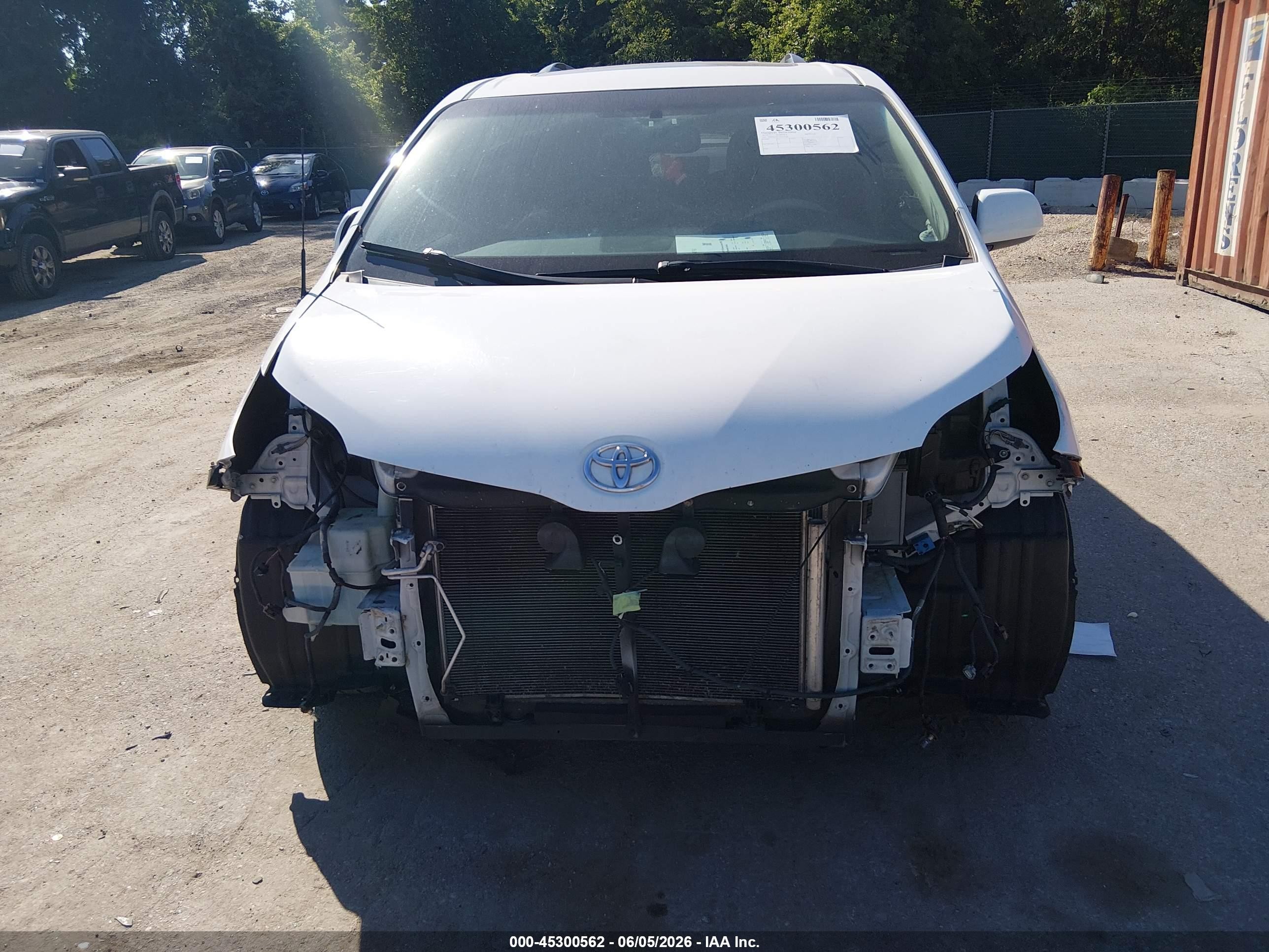 2014 Toyota Sienna Xle V6 8 Passenger White vin: 5TDYK3DC7ES516346