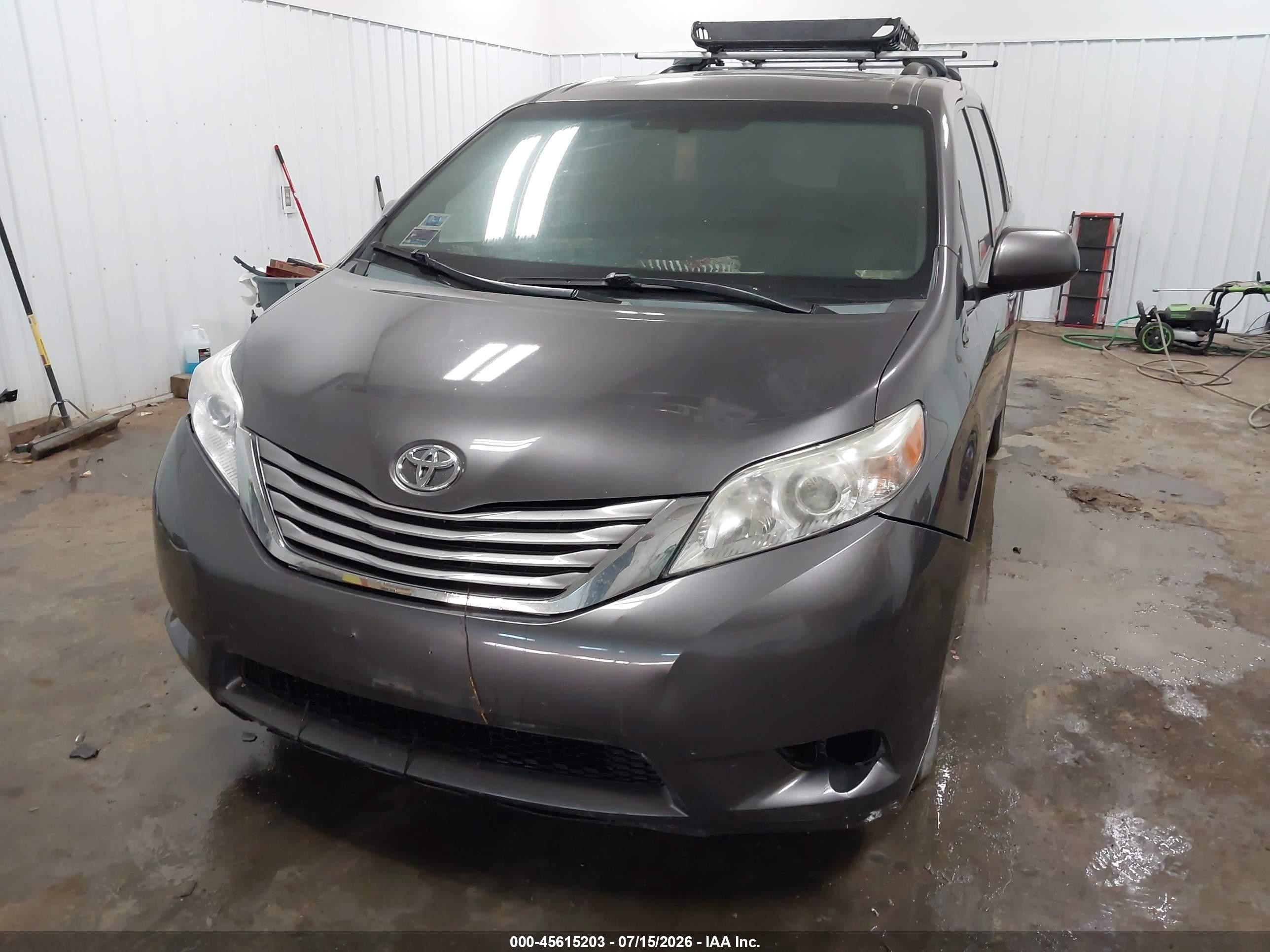2015 Toyota Sienna Xle 8 Passenger Gray vin: 5TDYK3DC7FS533875