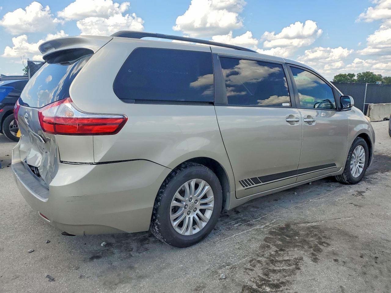 2015 Toyota Sienna Xle 8-passenger Gold vin: 5TDYK3DC7FS560073